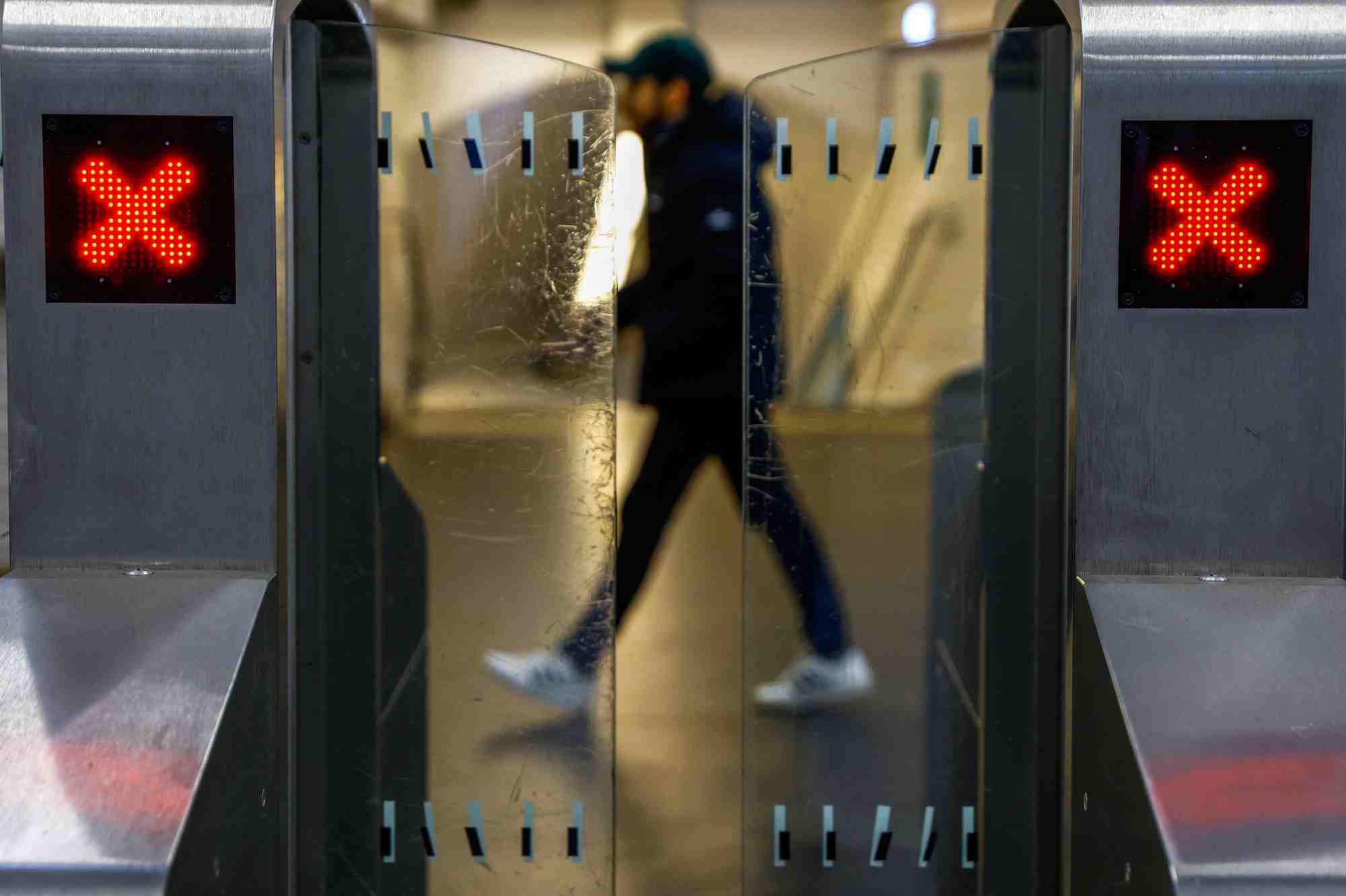 Un homme marche a l'interieur de la station de metro arts et metiers a paris