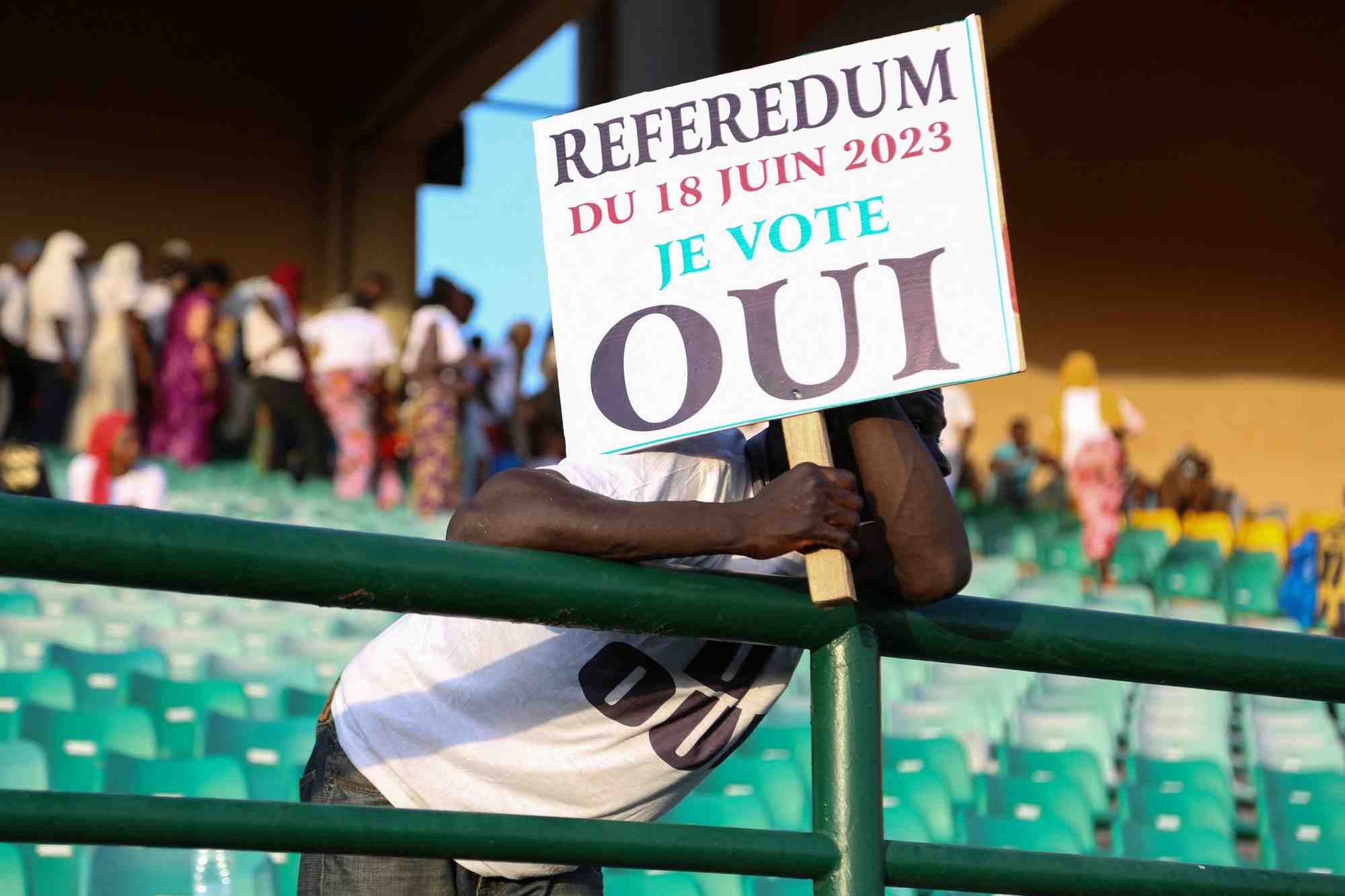 Un homme tient une pancarte alors qu'il assiste a bamako au dernier rassemblement de campagne du groupe "oui" pour le referendum visant a modifier la constitution du mali