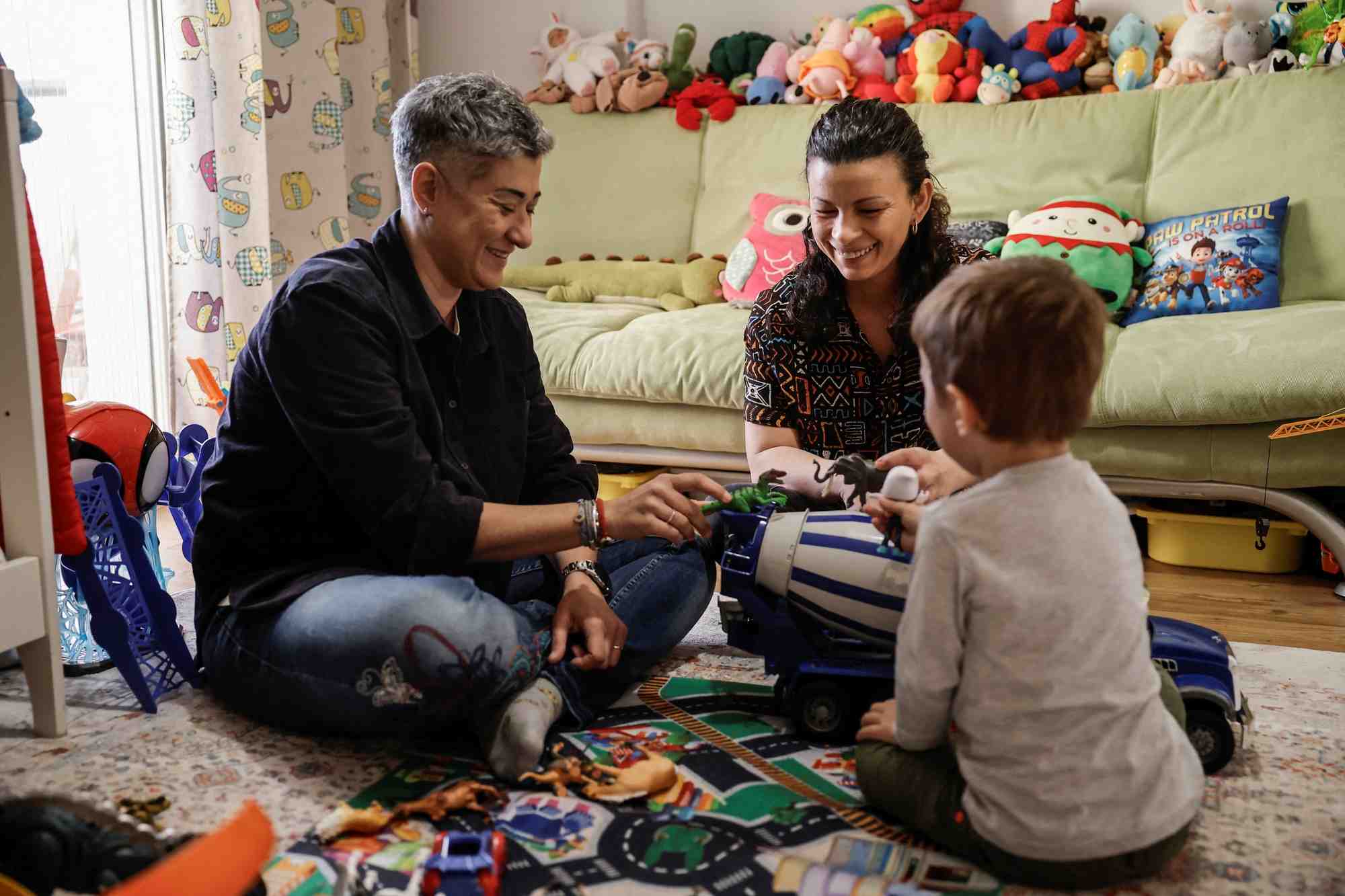 Yolanda kalantzi et georgia ampatzidou jouent avec leur enfant dans leur appartement de thessalonique