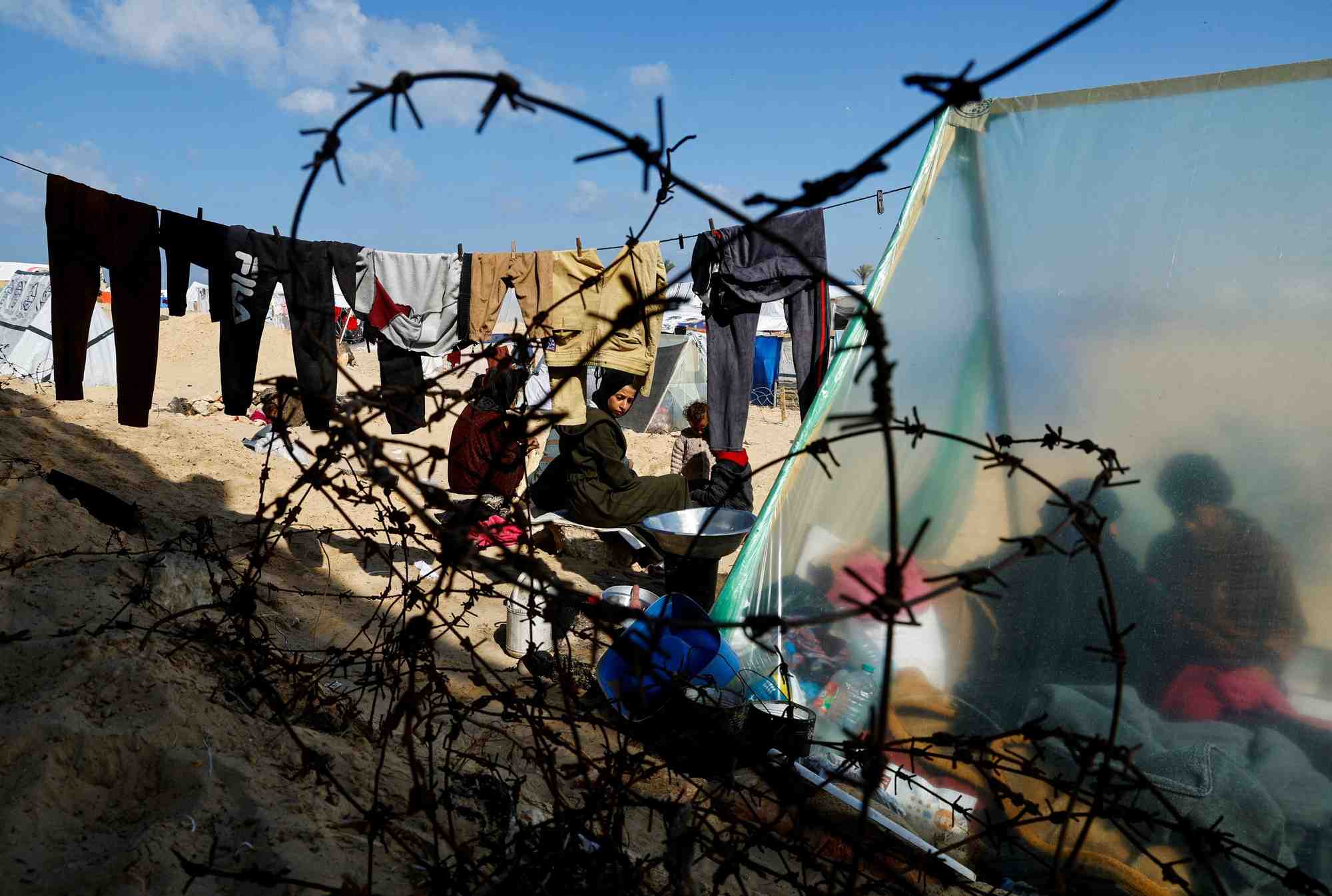 Une famille palestinienne deplacee s'abrite a la frontiere avec l'egypte, a rafah