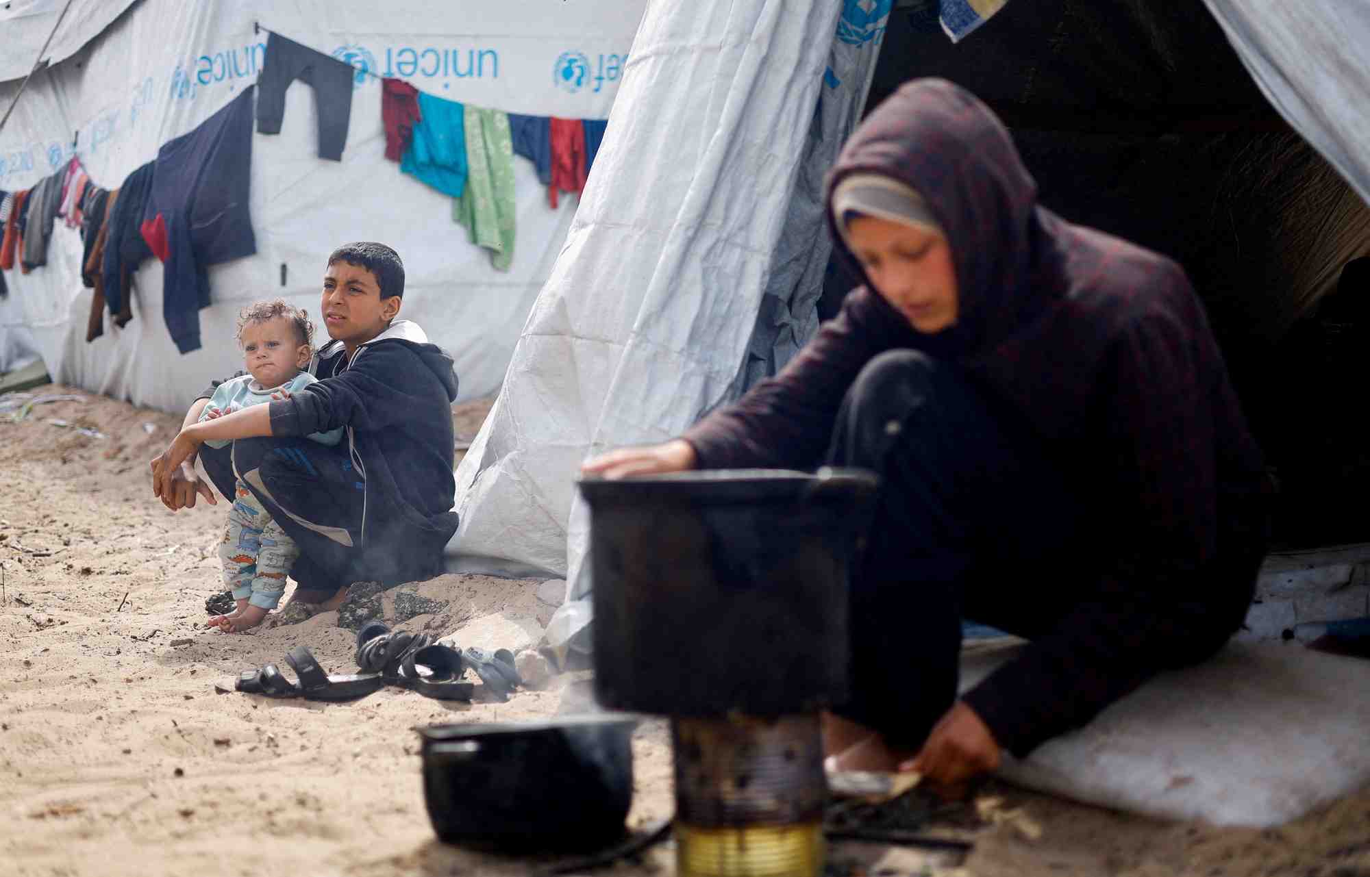 Des enfants palestiniens deplaces dans un camp a rafah