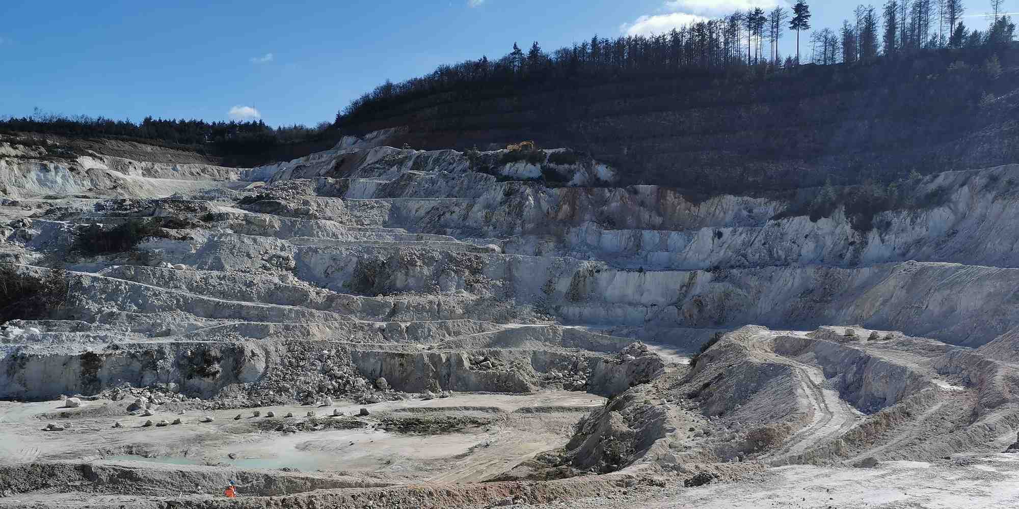 Avec du retard, l'Europe commence à se préoccuper de sa souveraineté en termes de matériaux stratégiques. Dans l'Allier, la carrière de kaolins de Beauvoir pourrait accueillir la future mine (contestée) de lithium.