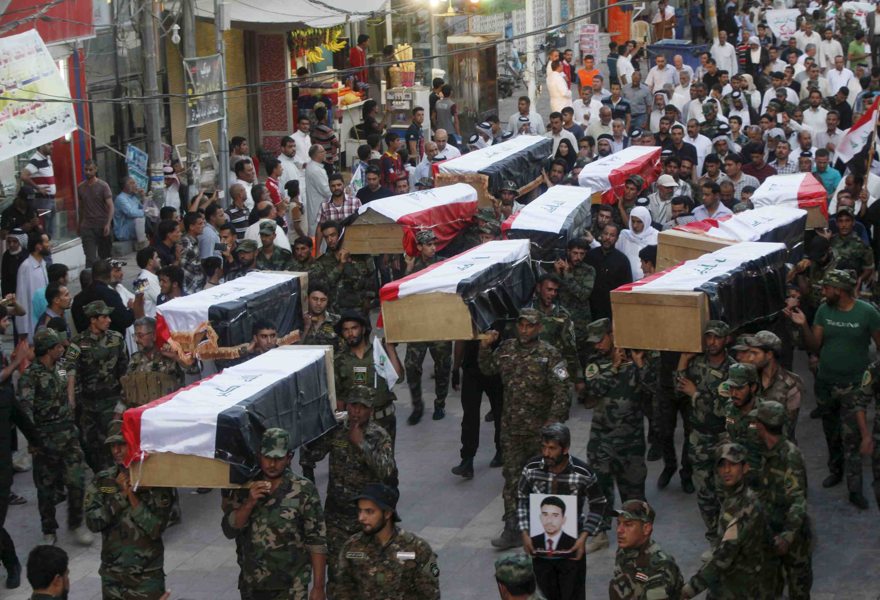 Vingt-quatre irakiens condamnes a mort pour le massacre de camp speicher