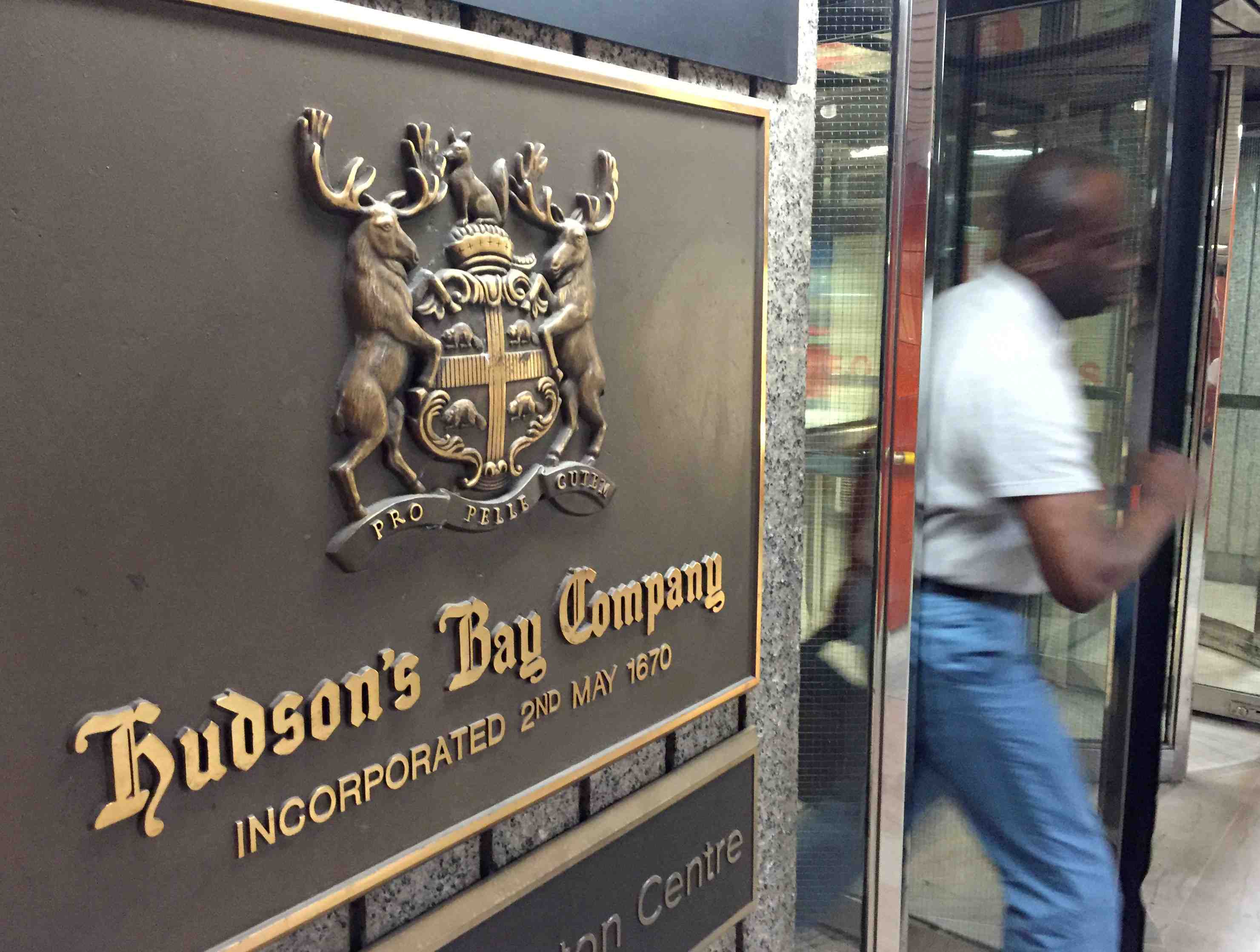 Hudson's bay peine a monter une offre sur macy's