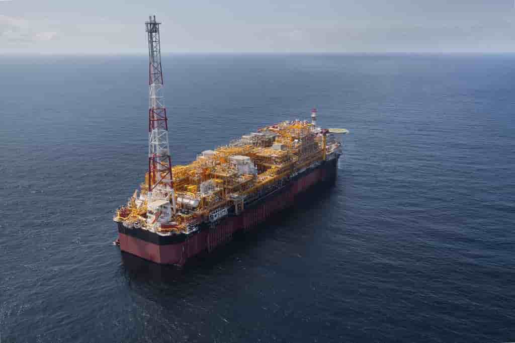 L’OML 118 situé dans les eaux profondes du Delta du Niger, à 75 kilomètres du rivage est exploitée conjointement par les groupes Royal Dutch Shell (55%), Exxon Mobil (20%), Eni (12,5%) et Total (12,5%).