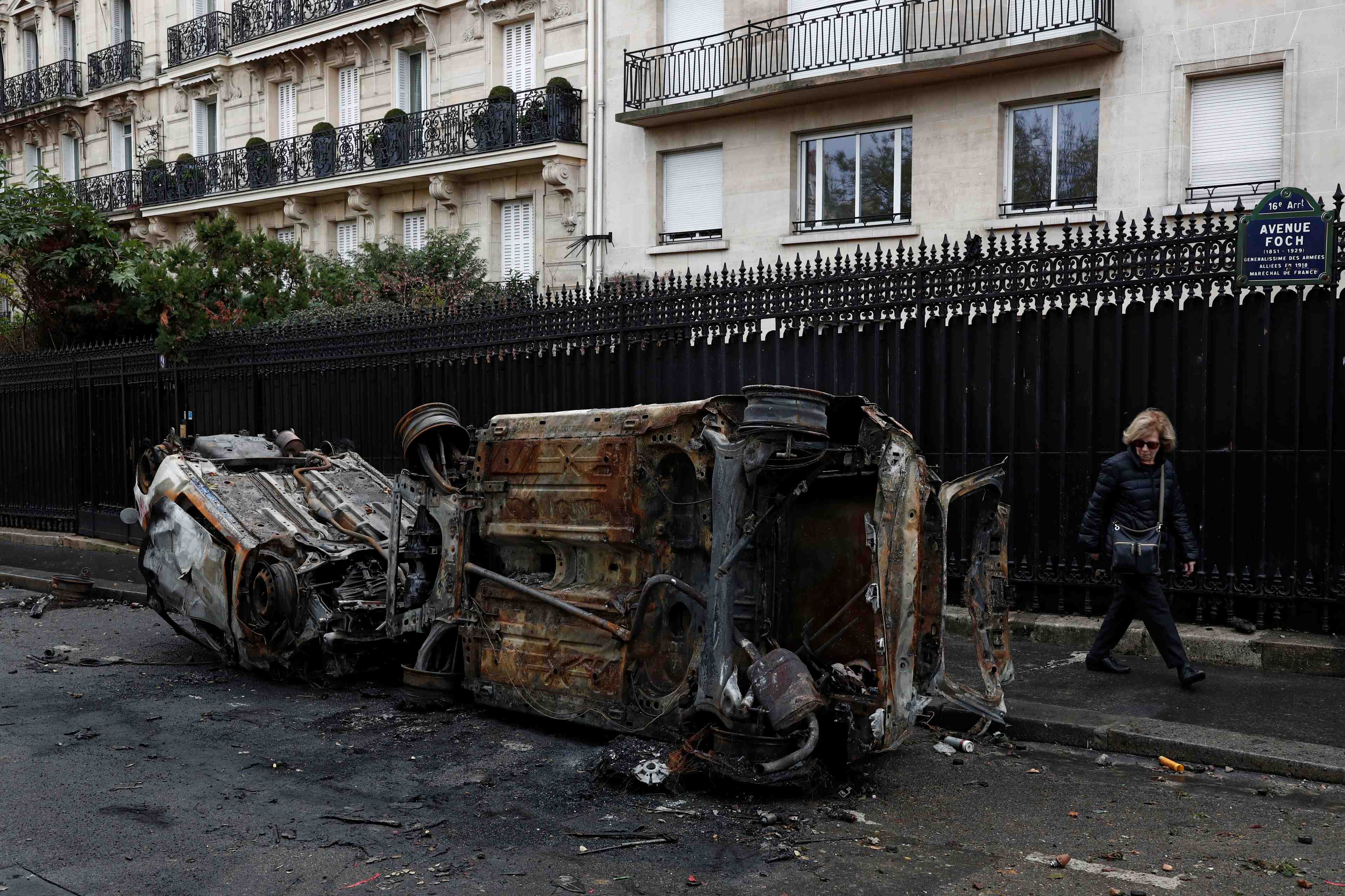Paris decouvre les degats apres les violences de samedi