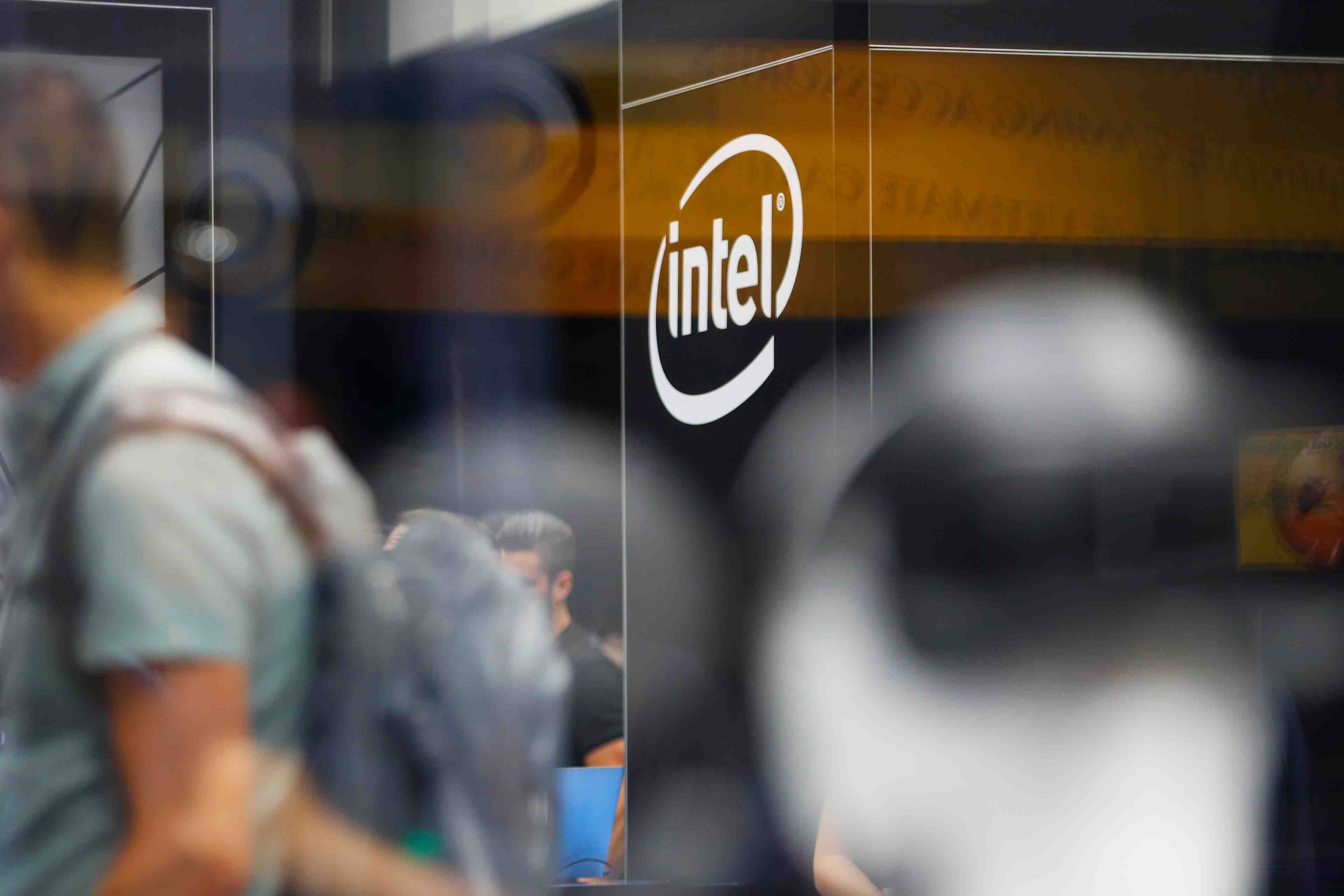 Intel travaille avec facebook sur une puce d'intelligence artificielle