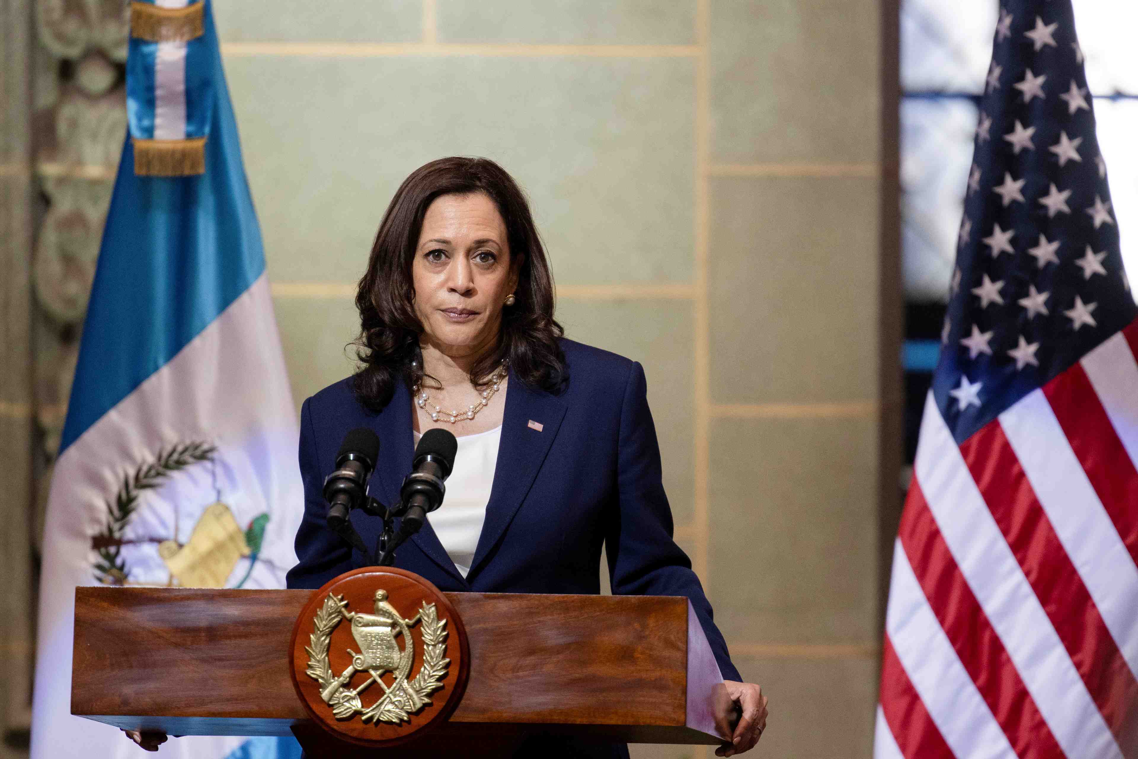 "ne venez pas" aux usa, dit aux migrants harris, en visite au guatemala