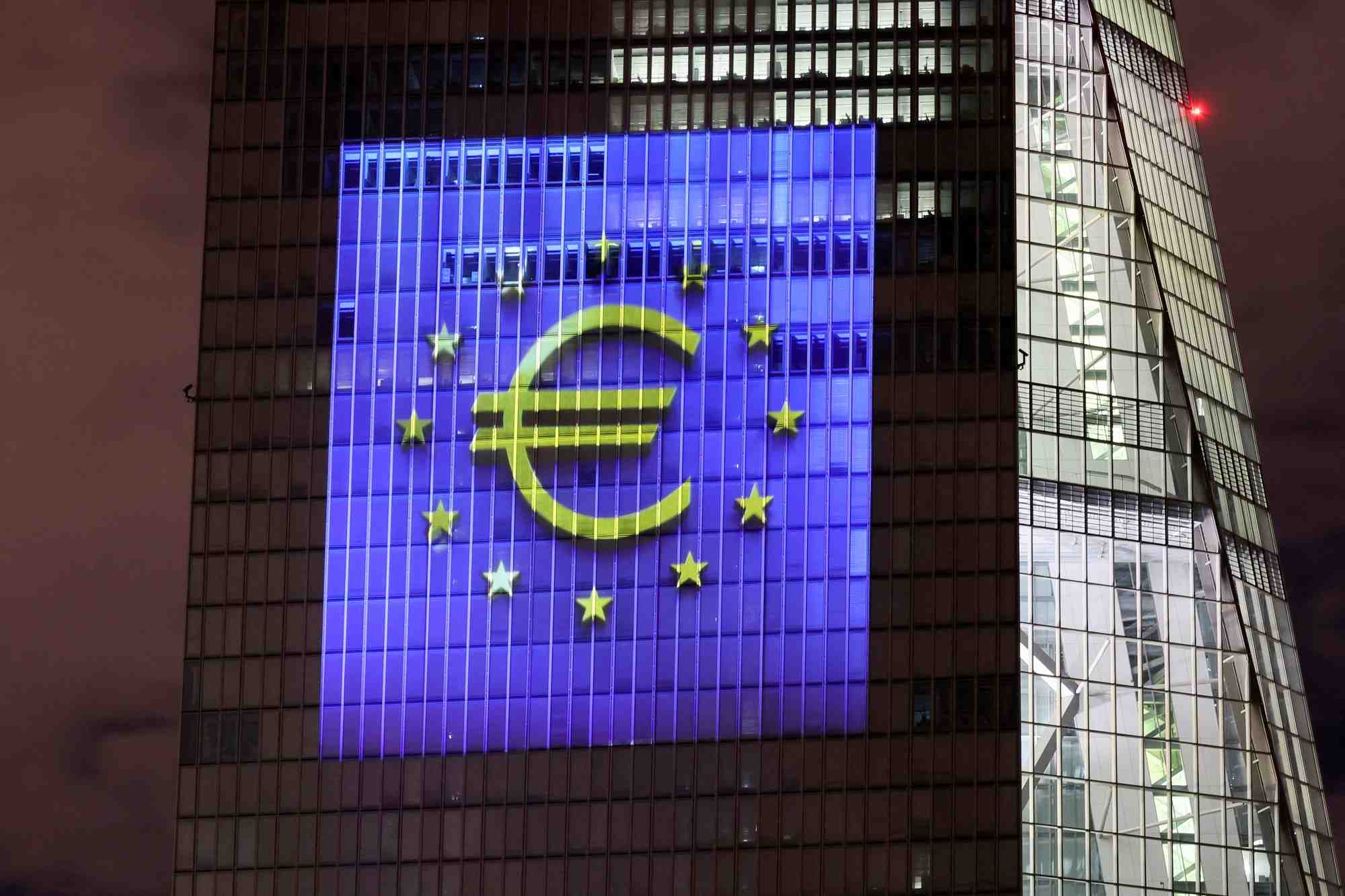 Les responsables de la bce favorables a des hausses de taux anticipees, selon des sources