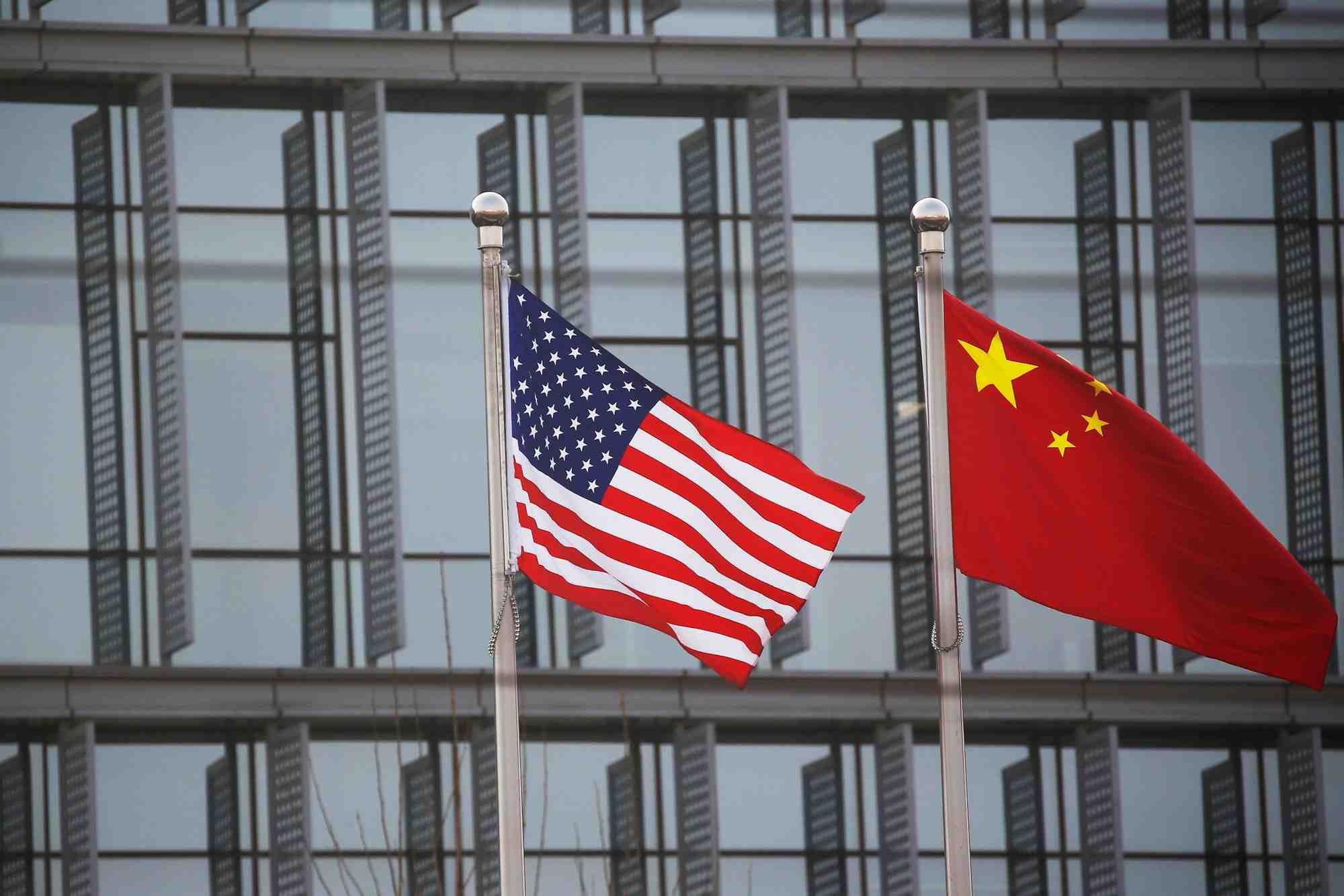 Des drapeaux chinois et americains flottent devant le batiment d'une entreprise americaine a pekin