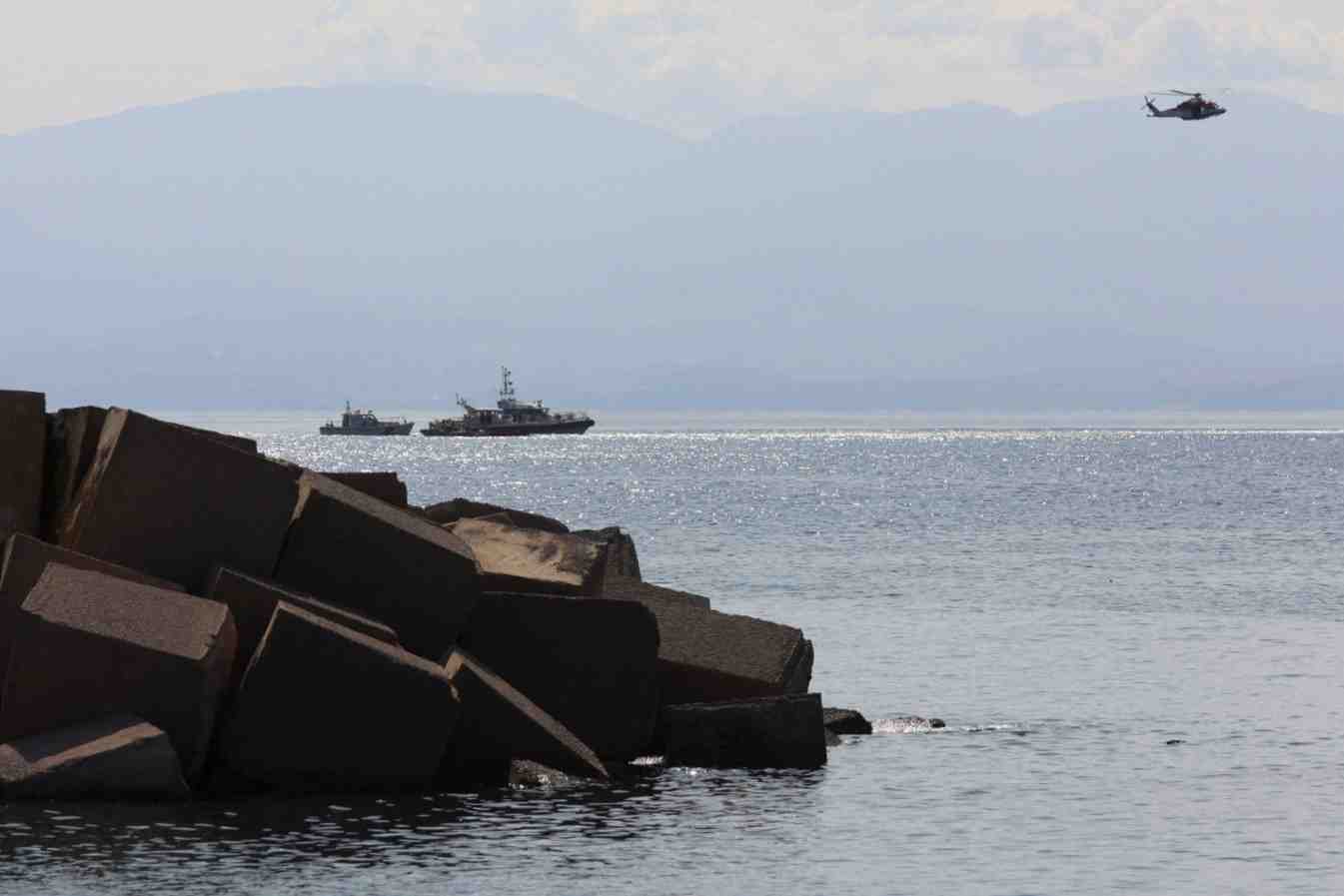 Les services d'urgence et de secours pres de l'endroit ou un voilier a coule au large de porticello
