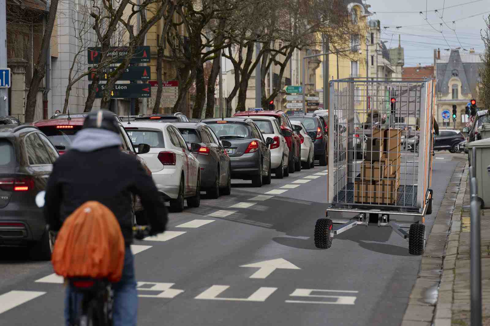 L’E-tract, qui sera proposé aux transporteurs et livreurs via un abonnement annuel d’environ 300 euros, prévoit en 2028 d’être disponible dans les plus dix plus grandes agglomérations françaises. Il aurait déjà suscité des marques d’intérêt de la part de la SCNF et du groupe loirétain de logistique Déret.