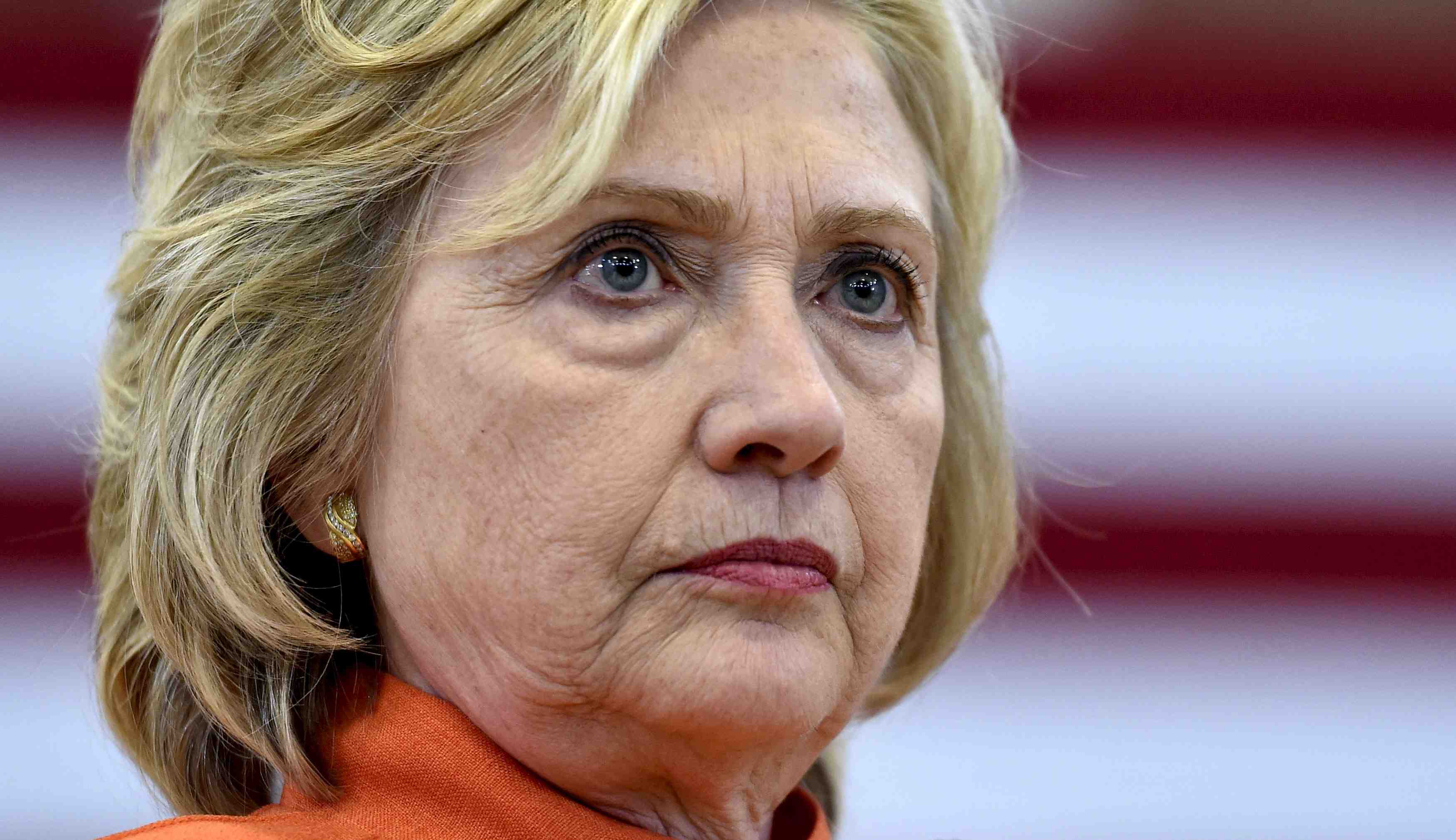 L'examen de certains mails met en doute la version de hillary clinton