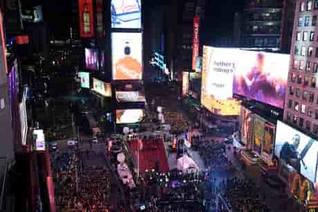 Affluence a times square pour le nouvel an malgre un froid glacial