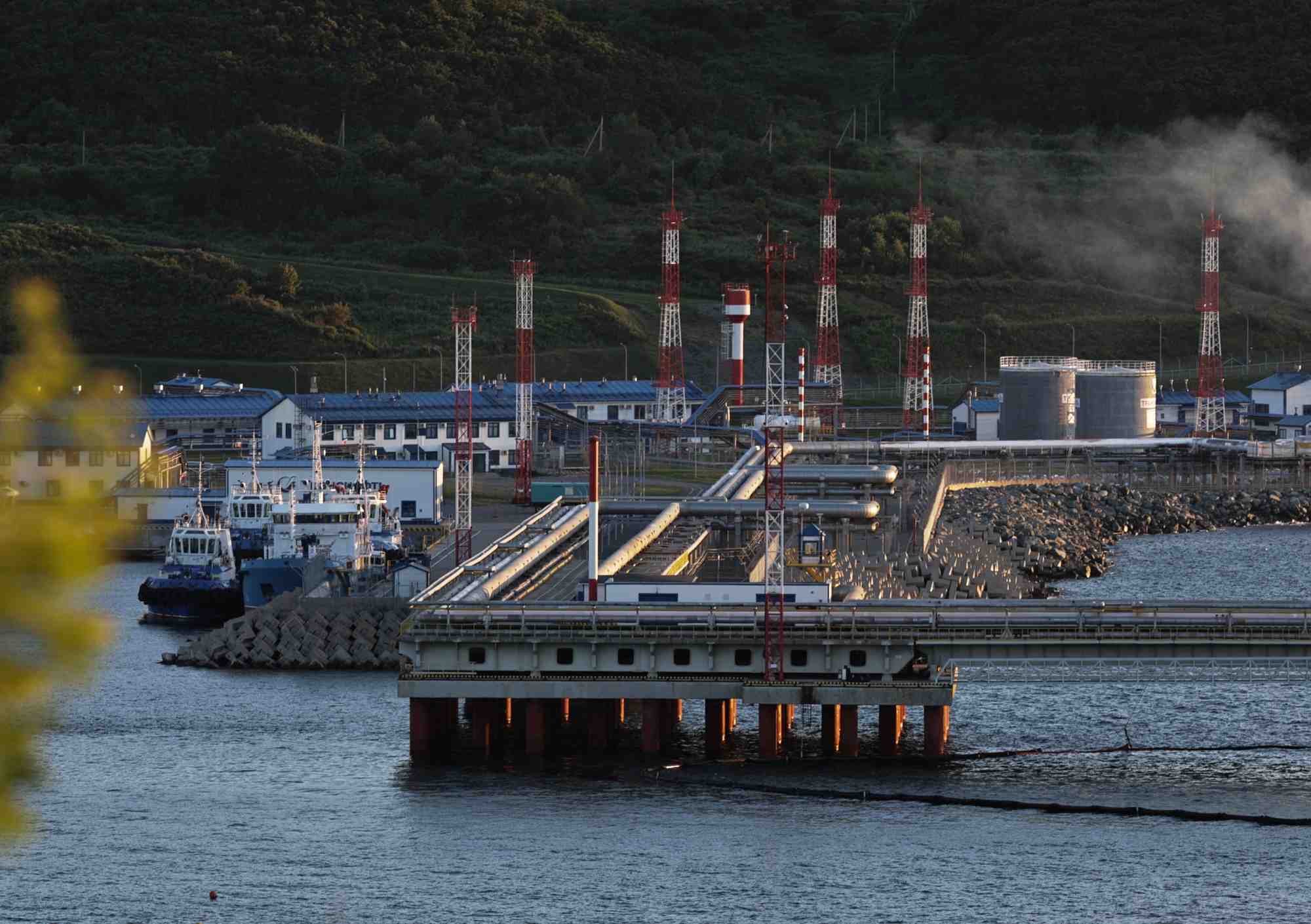 Photo d'archive du terminal de petrole kozmino sur la rive de la baie de nakhodka