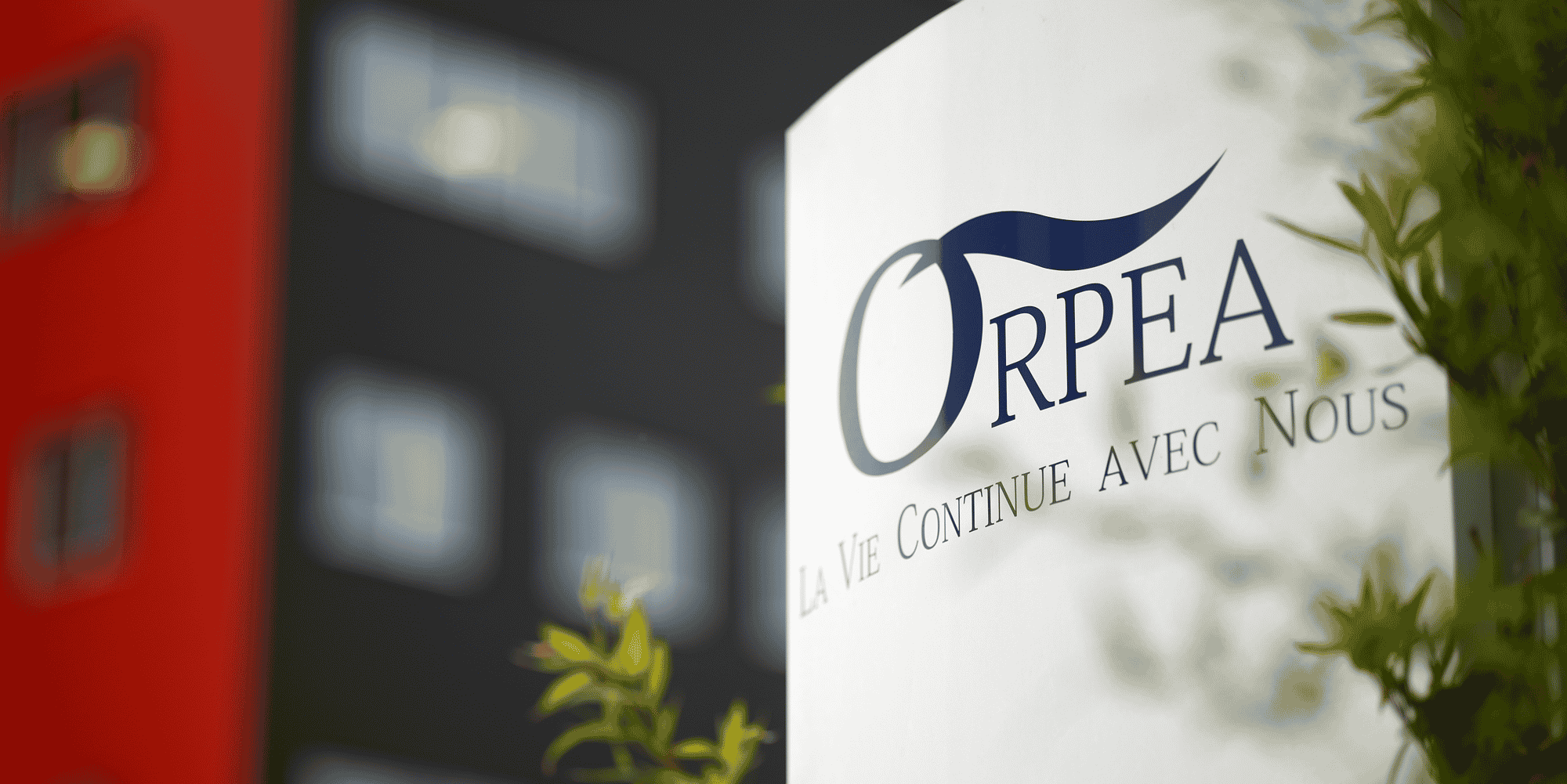 Le logo d'orpea a l'entree d'une maison de retraite a reze