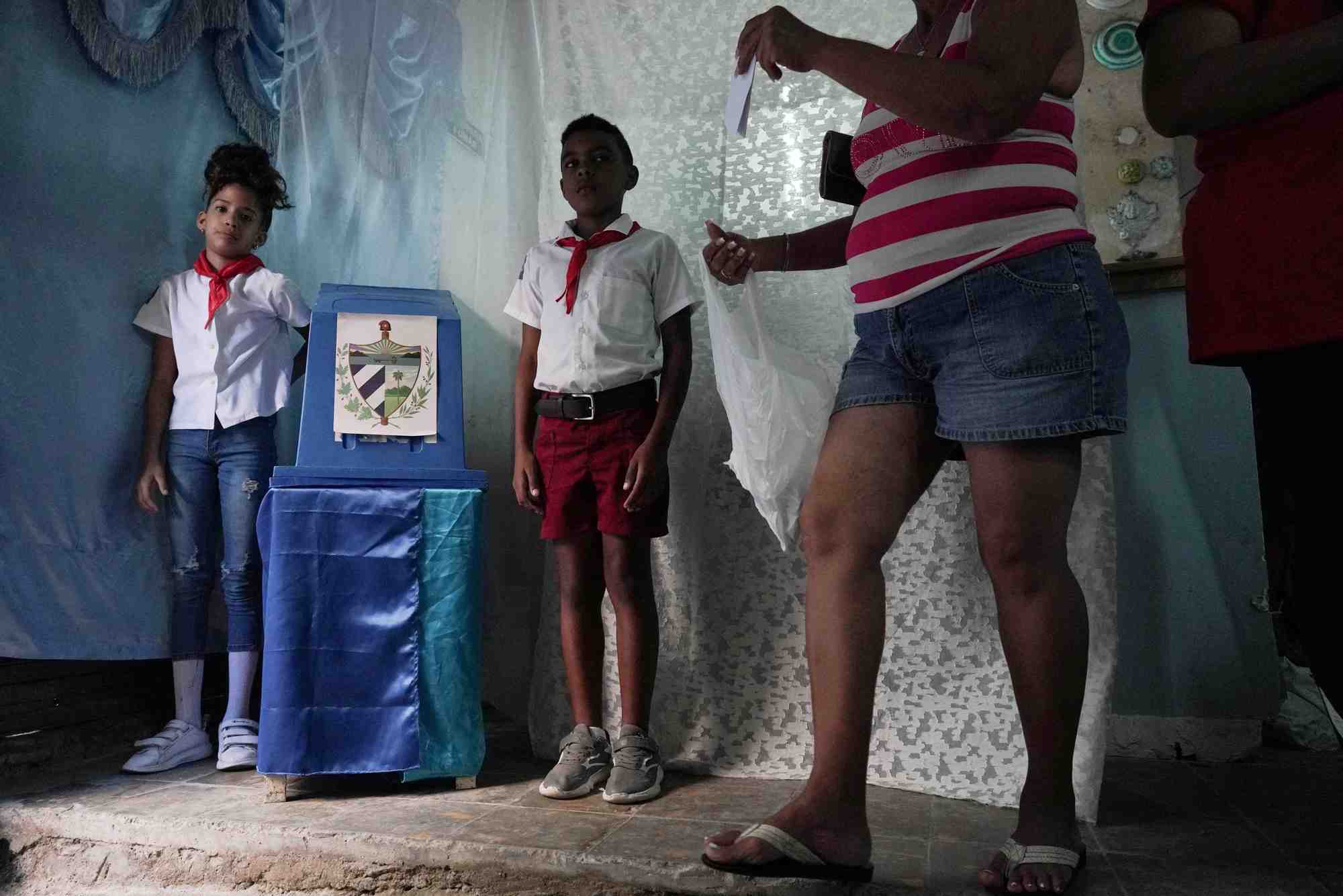 Une femme vote a la havane, a cuba