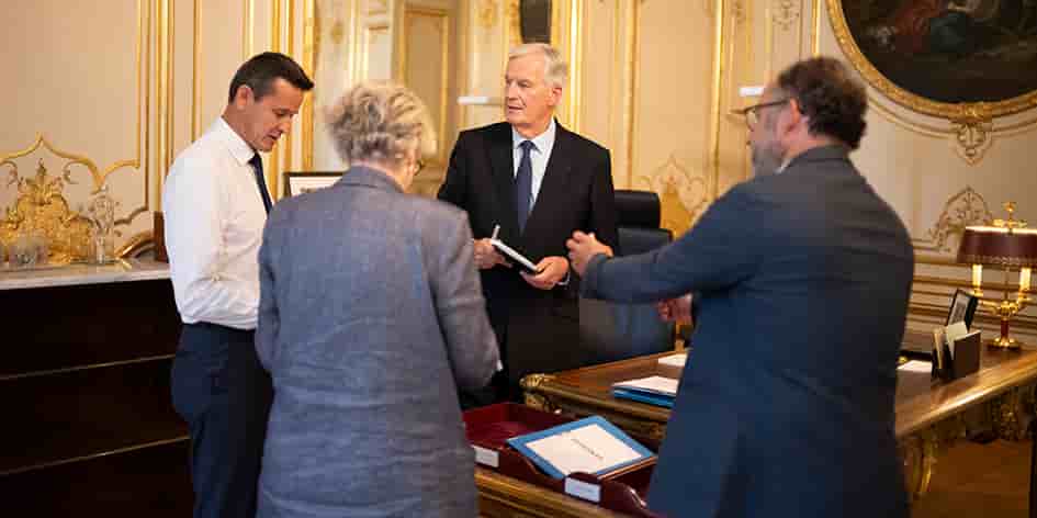 Michel Barnier et ses conseillers dans son bureau, hier, à Matignon.