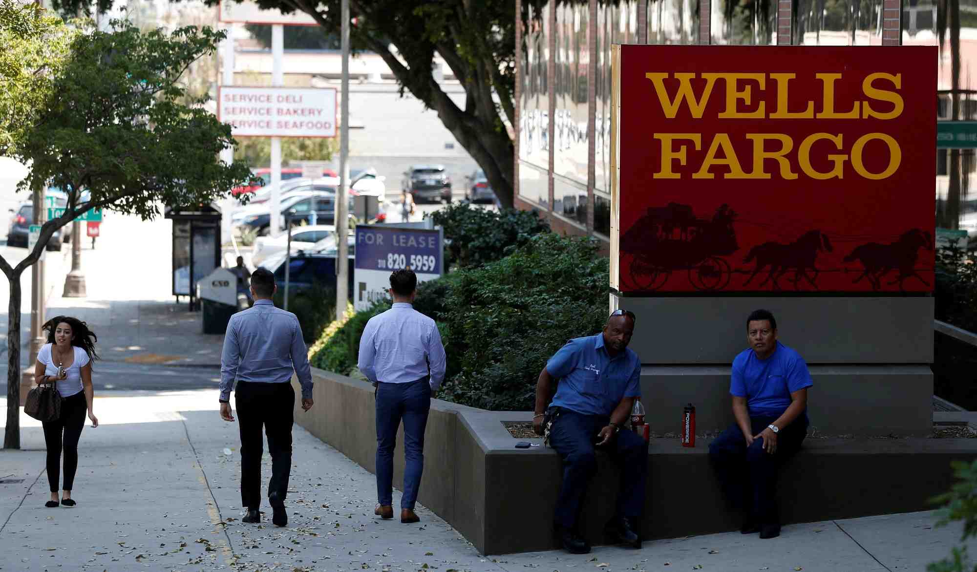 Des personnes passent devant une agence bancaire wells fargo a pasadena