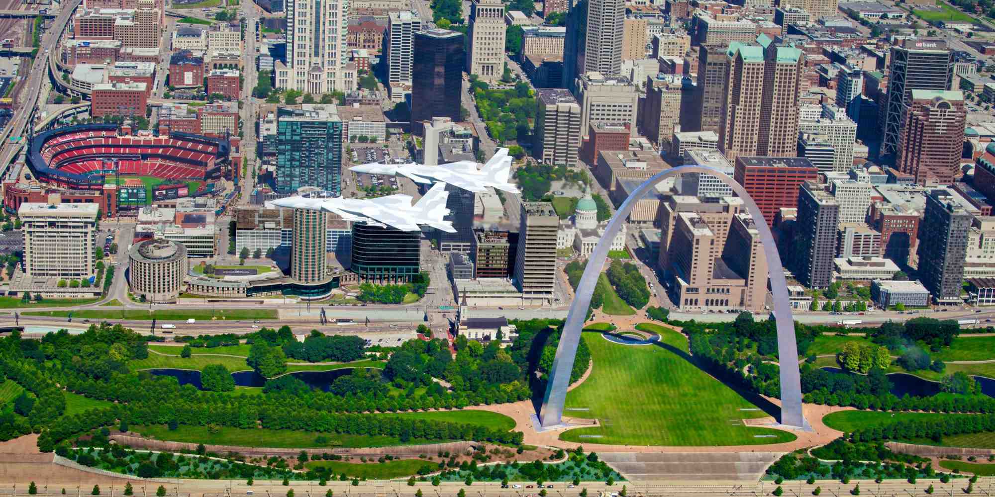 Deux F-15 survolent l'arche de Saint-Louis (Missouri), où ils sont produits par Boeing.