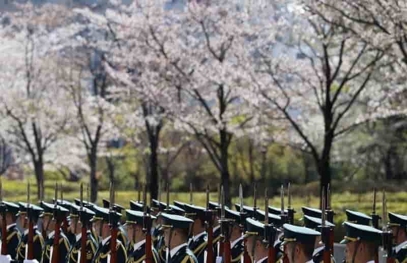 Le Japon veut revoir les limites imposées à sa capacité militaire