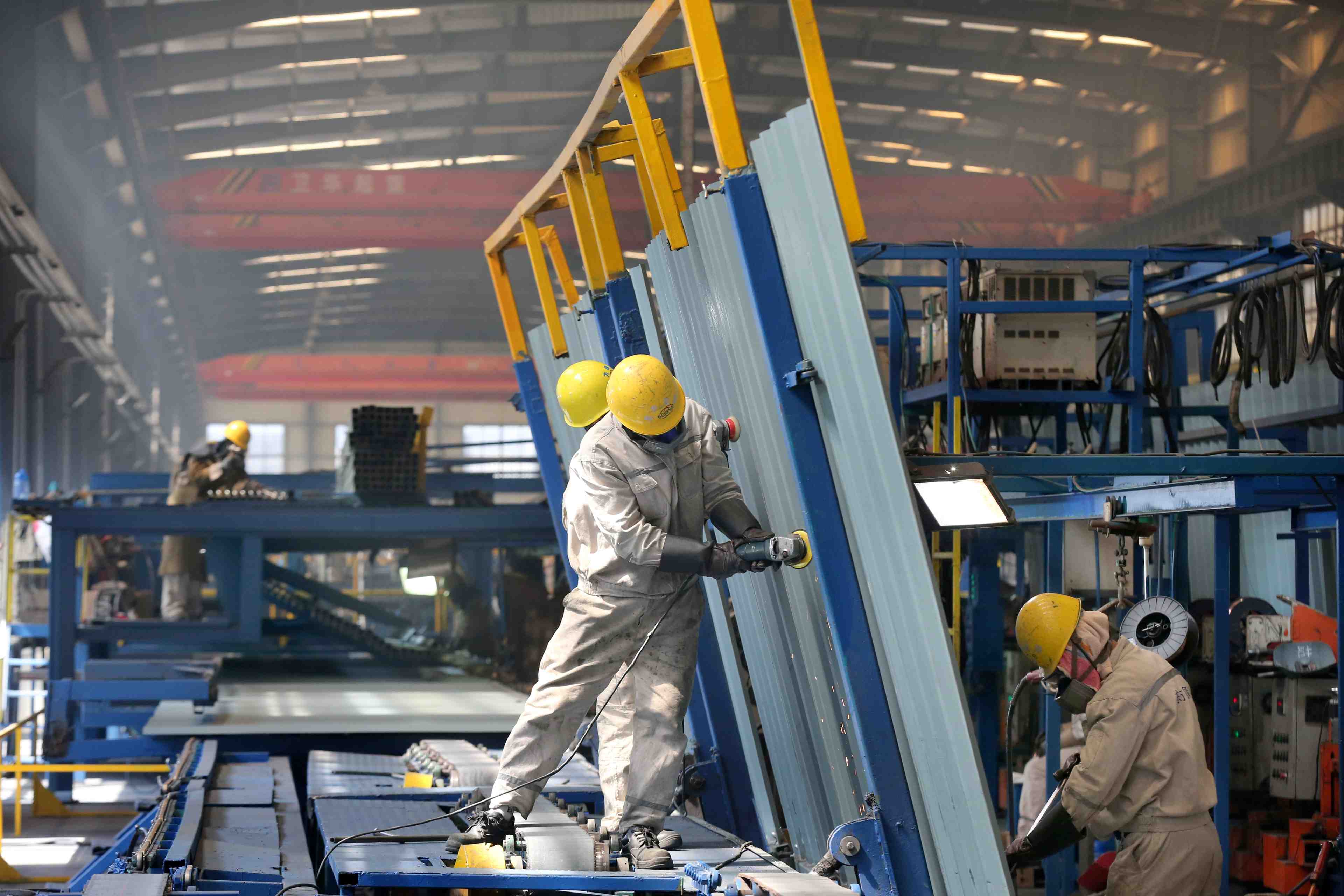 Chine: acceleration de la production industrielle, rebond des ventes au detail