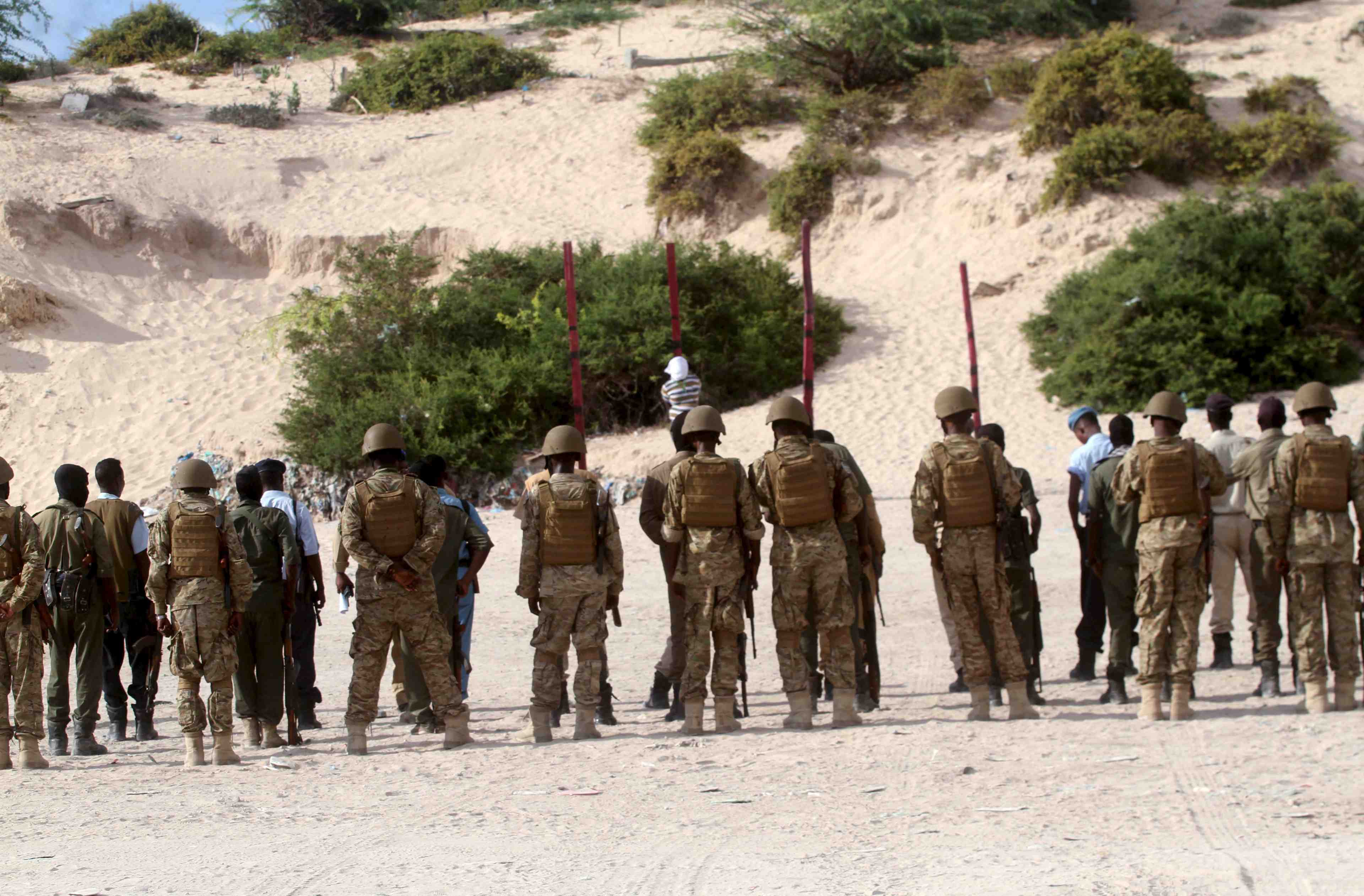 Deux bases militaires attaquees par des djihadistes en somalie