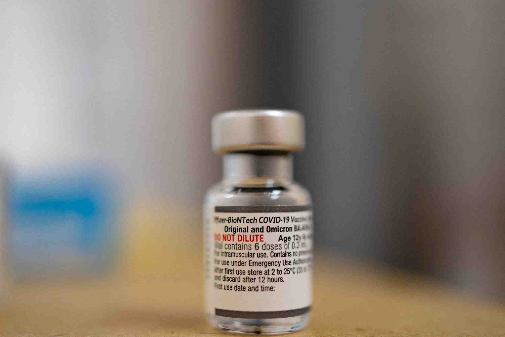 Un flacon du vaccin anti-covid-19 de biontech