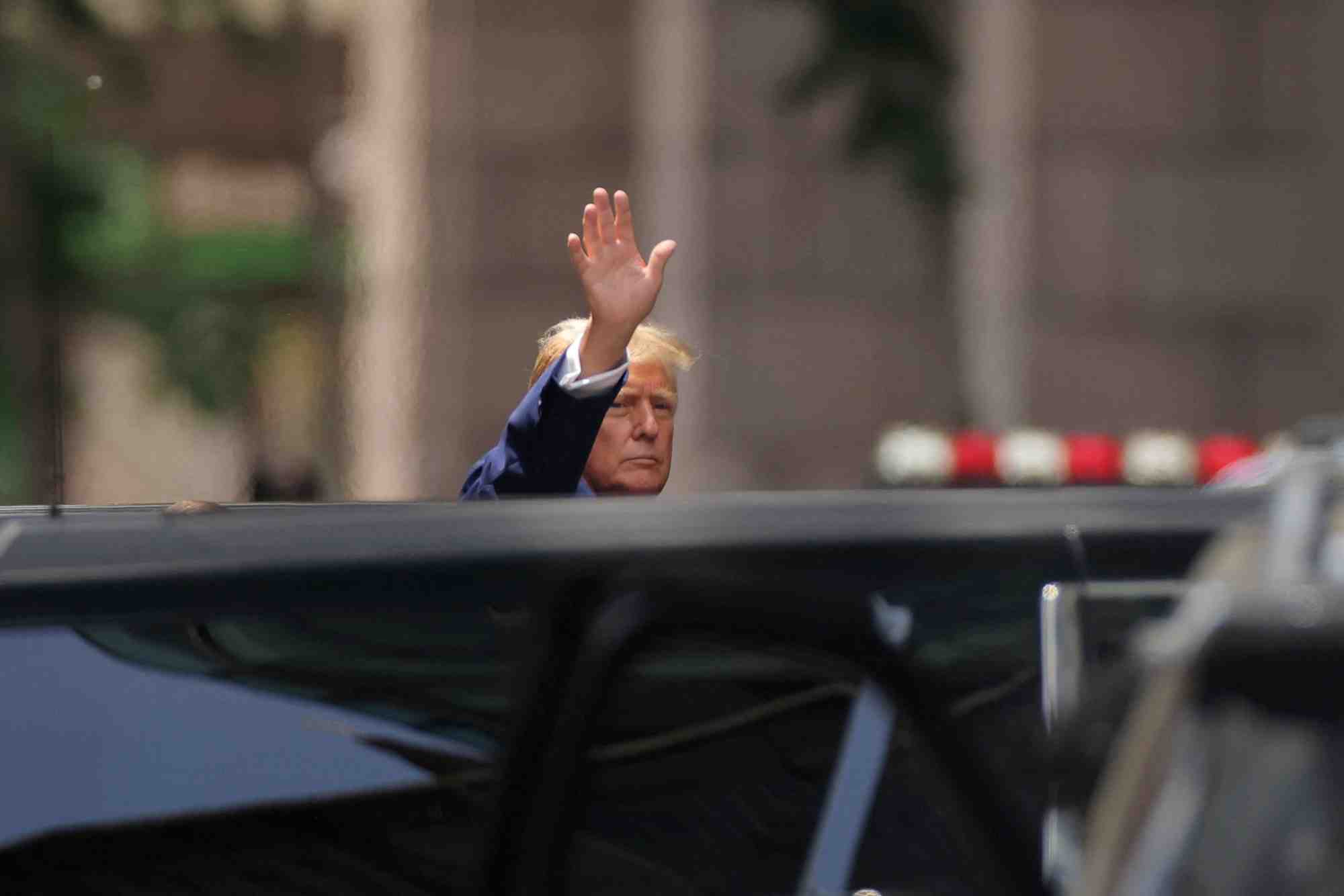 Donald trump devant trump tower a new york
