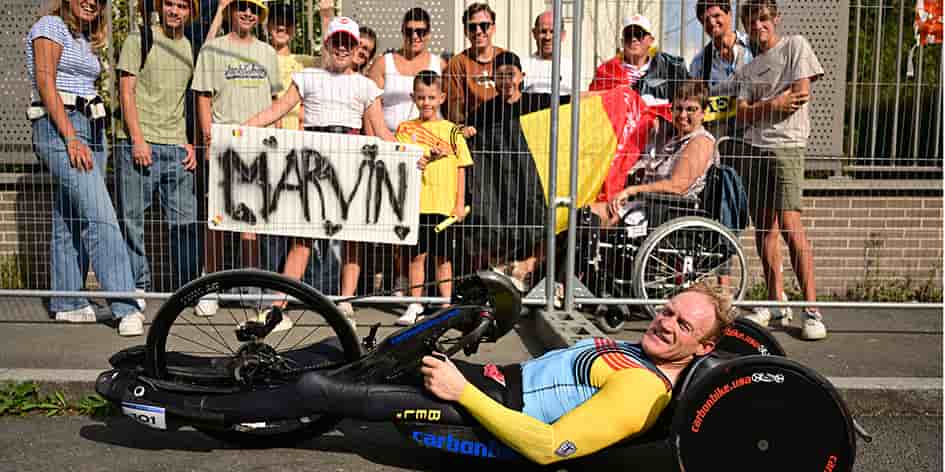 L'athlète paralympique belge Marvin Odent devant ses supporters après le contre-la-montre de la catégorie hommes MH3, en paracyclisme, le 8e jour des Jeux Paralympiques d'été 2024 à Paris, le mercredi 4 septembre 2024.