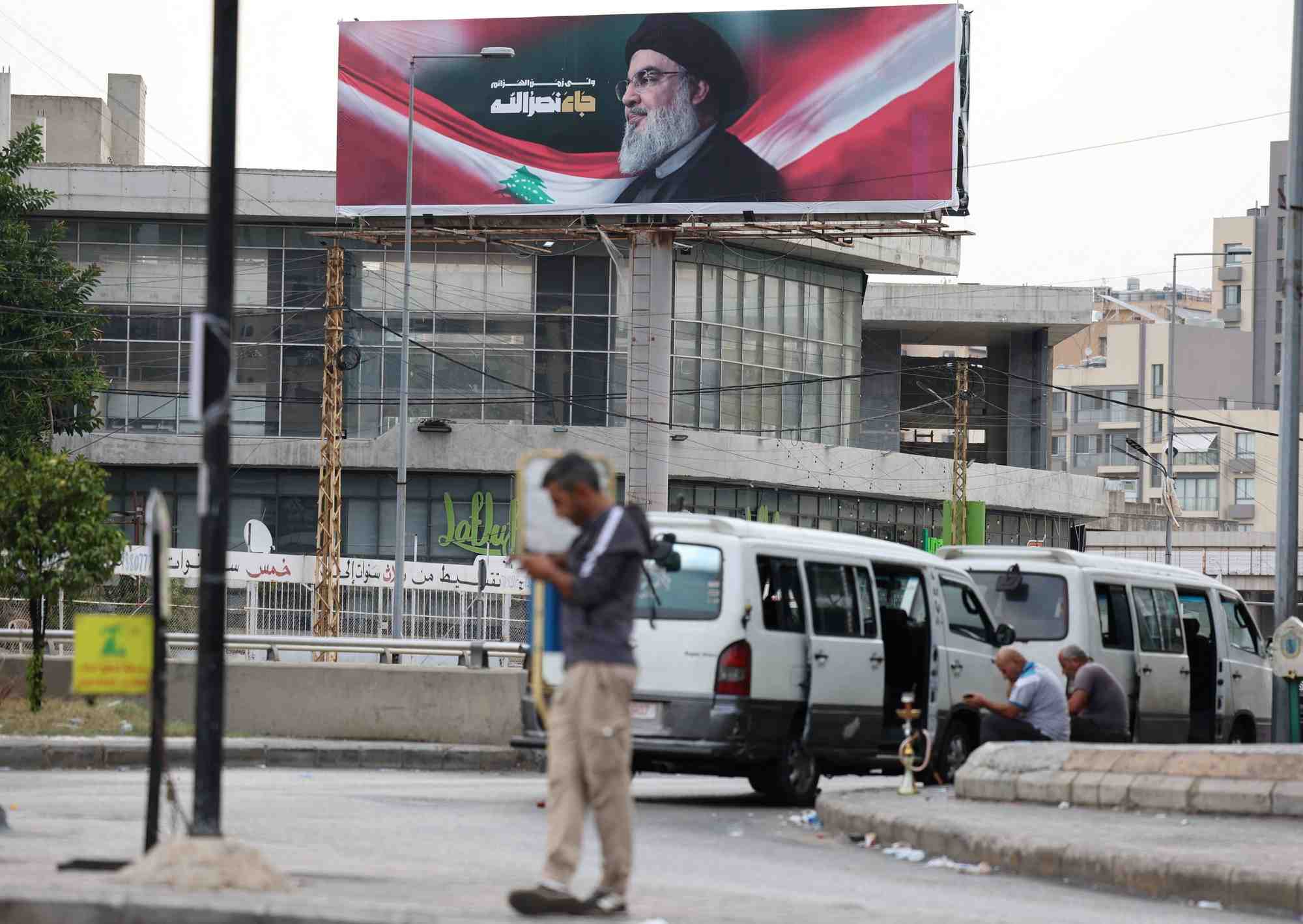Un panneau d'affichage represente le defunt leader du hezbollah, sayyed hassan nasrallah a hadath