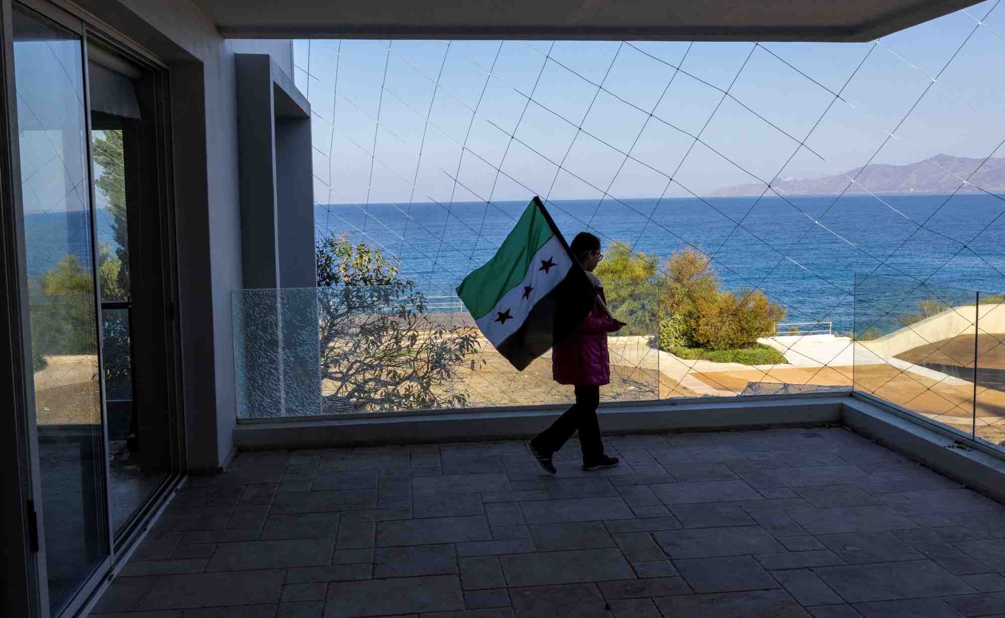 Des personnes visitent la station d'ete du president syrien dechu bachar al-assad a burj islam, pres de lattaquie