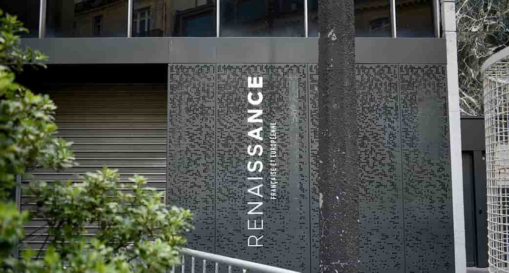 Installé depuis l'été 2021 rue du Rocher, à la frontière du 17e arrondissement de Paris, le siège du parti déménagera avenue Robert-Schuman dans le 7e arrondissement.