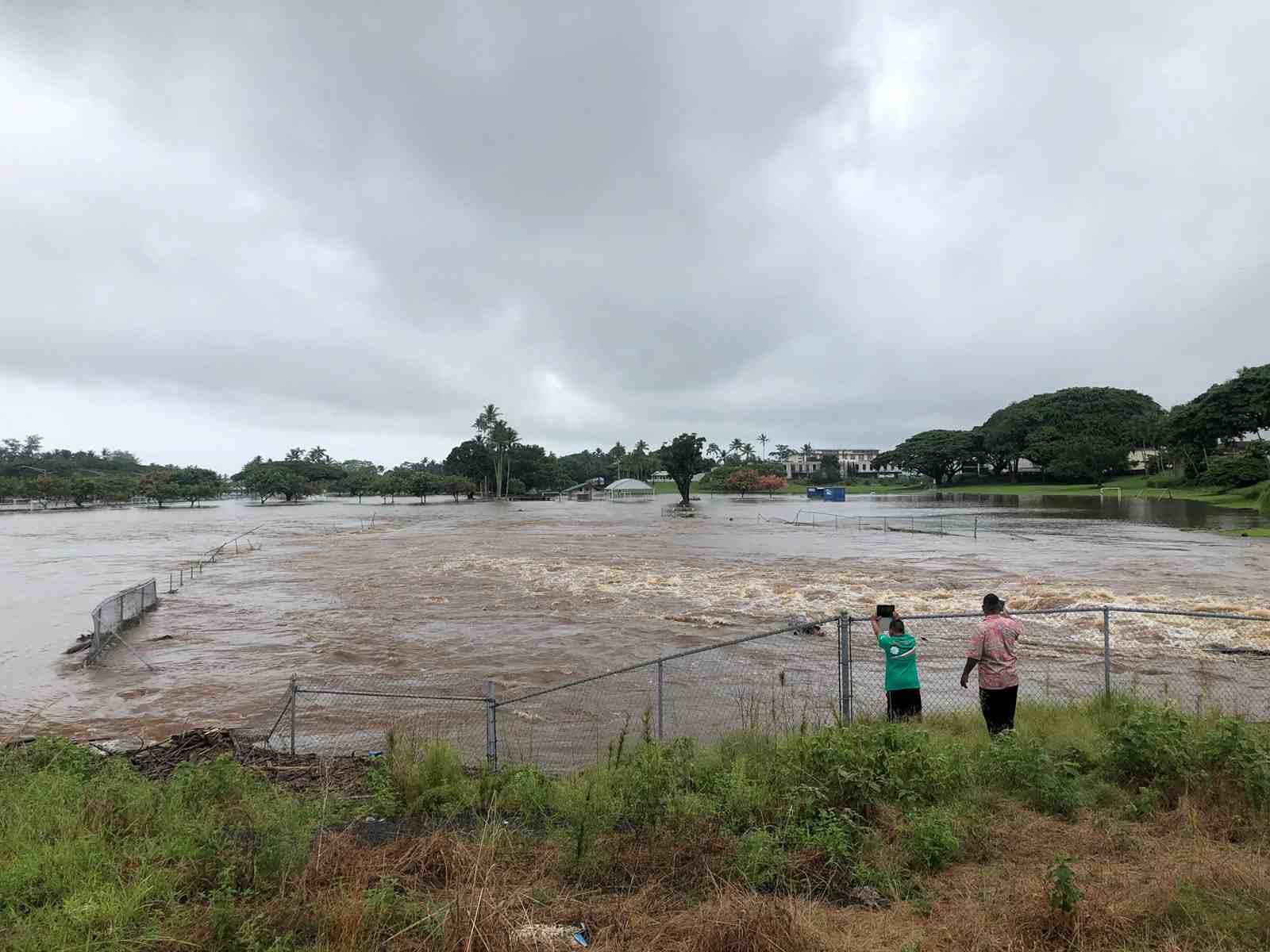 L'ouragan lane, bien qu'affaibli, menace toujours hawai