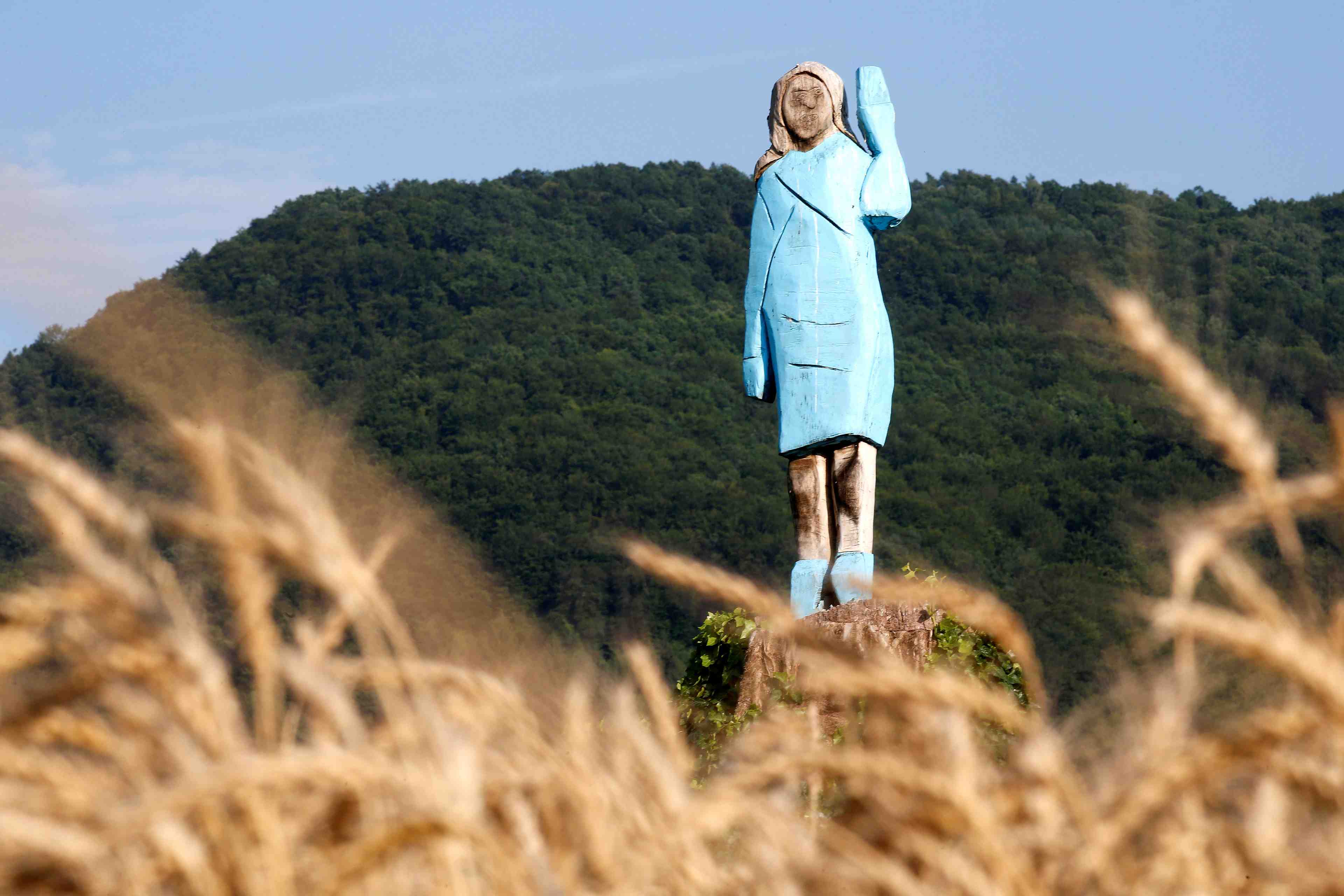 Une statue de melania trump incendiee en slovenie