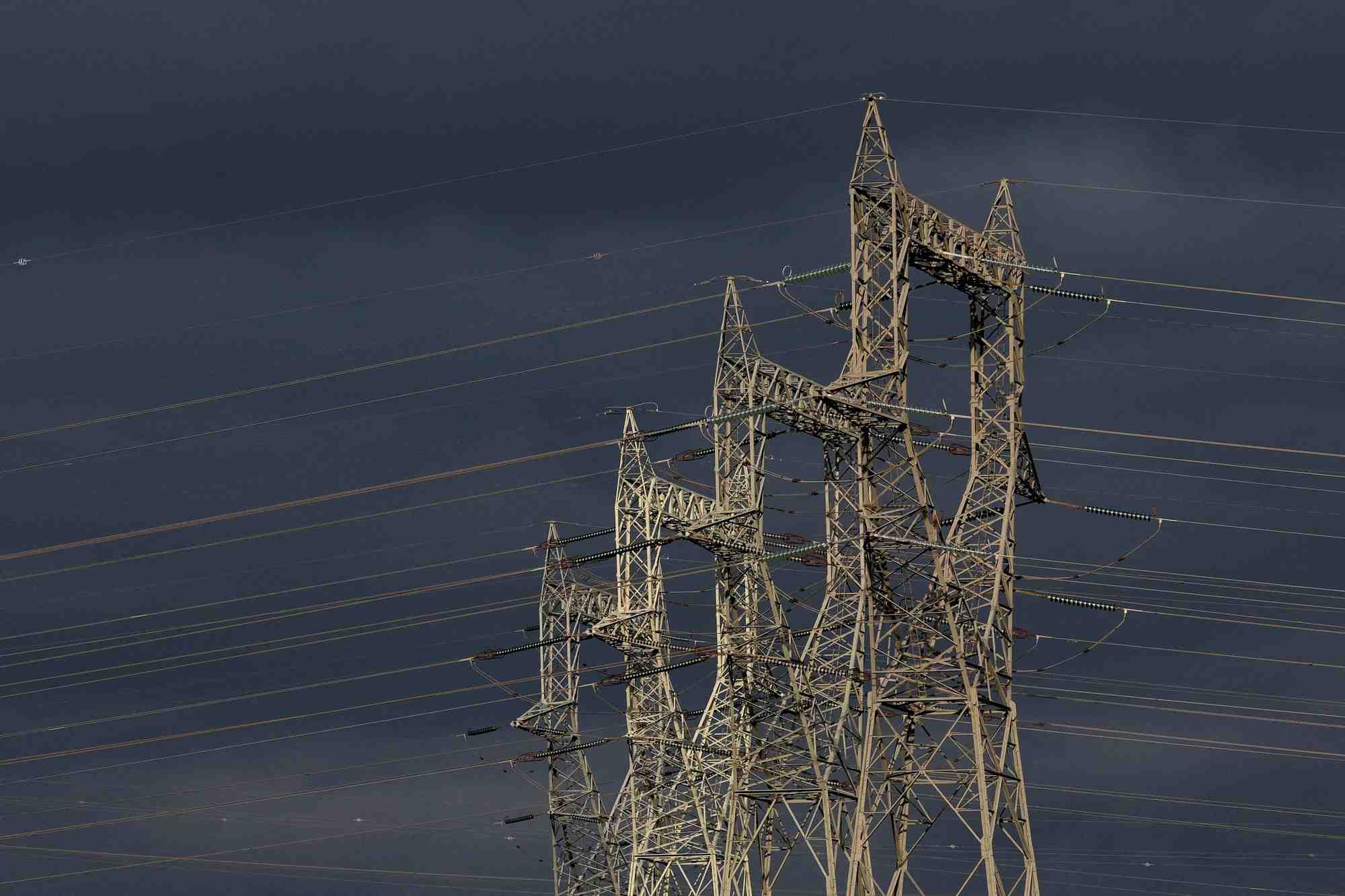 Des pylones de lignes electriques a haute tension