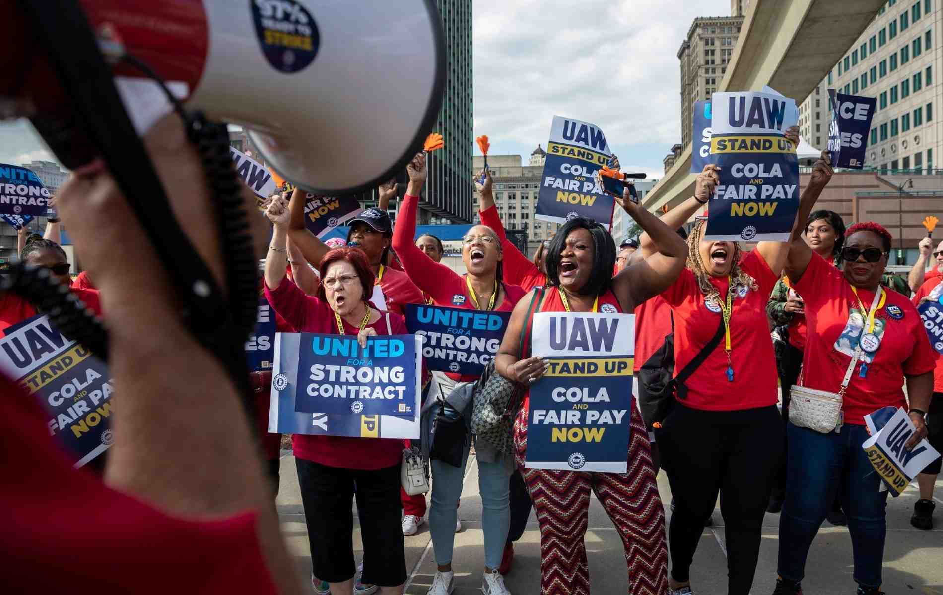 Depuis vendredi, le syndicat américain des travailleurs de l'automobile, l'UAW, mène une grève au sein des « Big 3 » (General Motors, Ford, Stellantis) afin de réclamer, notamment, des hausses de salaires.