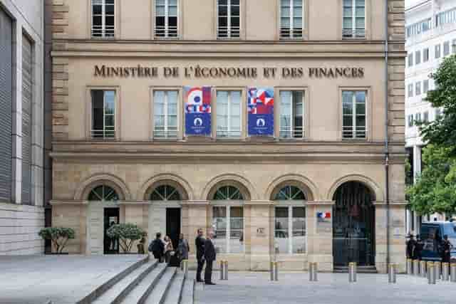 A Bercy, les échanges avec la gauche se sont multipliés pour tenter d'éviter une nouvelle censure du gouvernement.