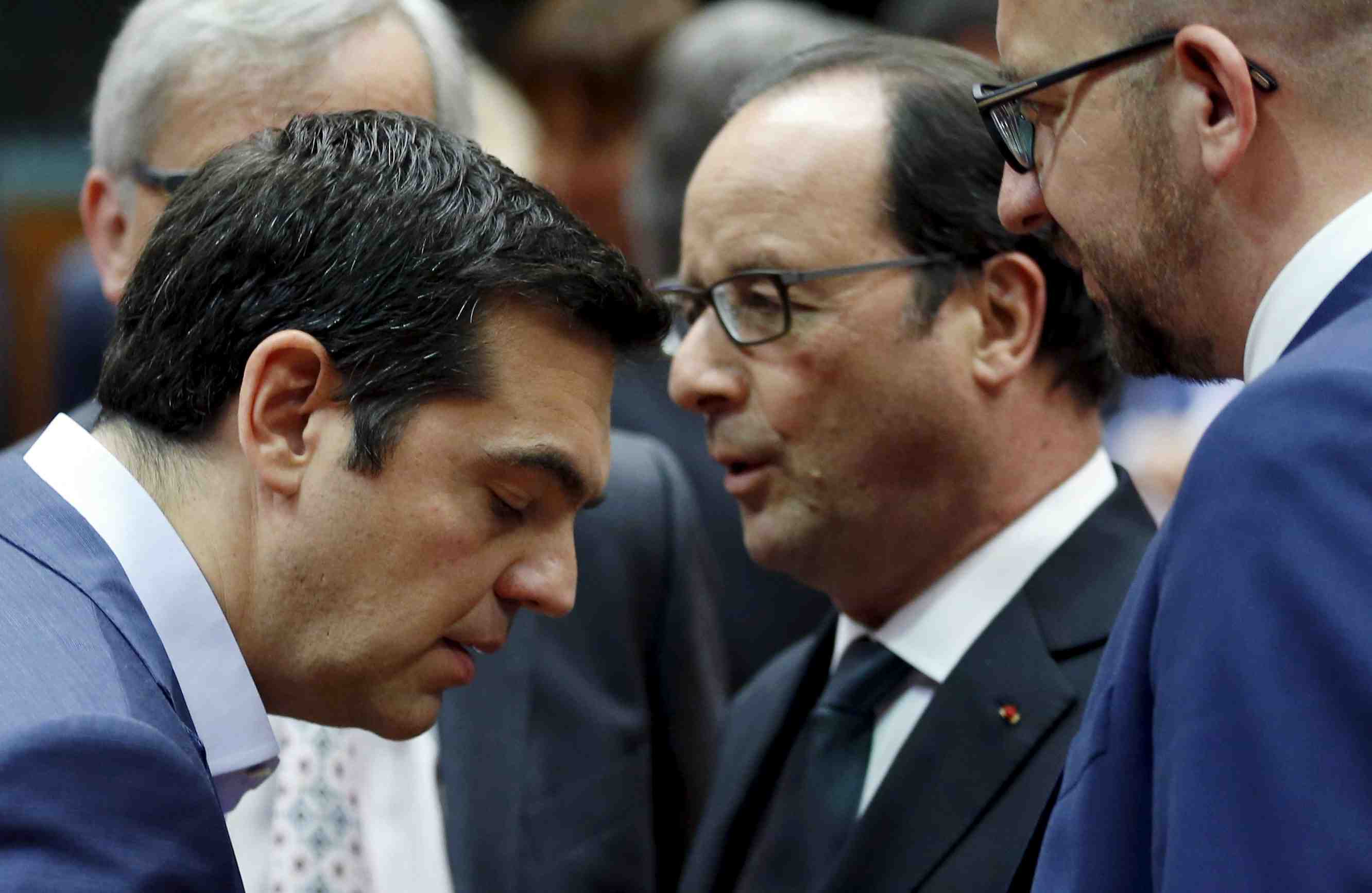 Le sommet de la zone euro peine a valider un accord sur la grece