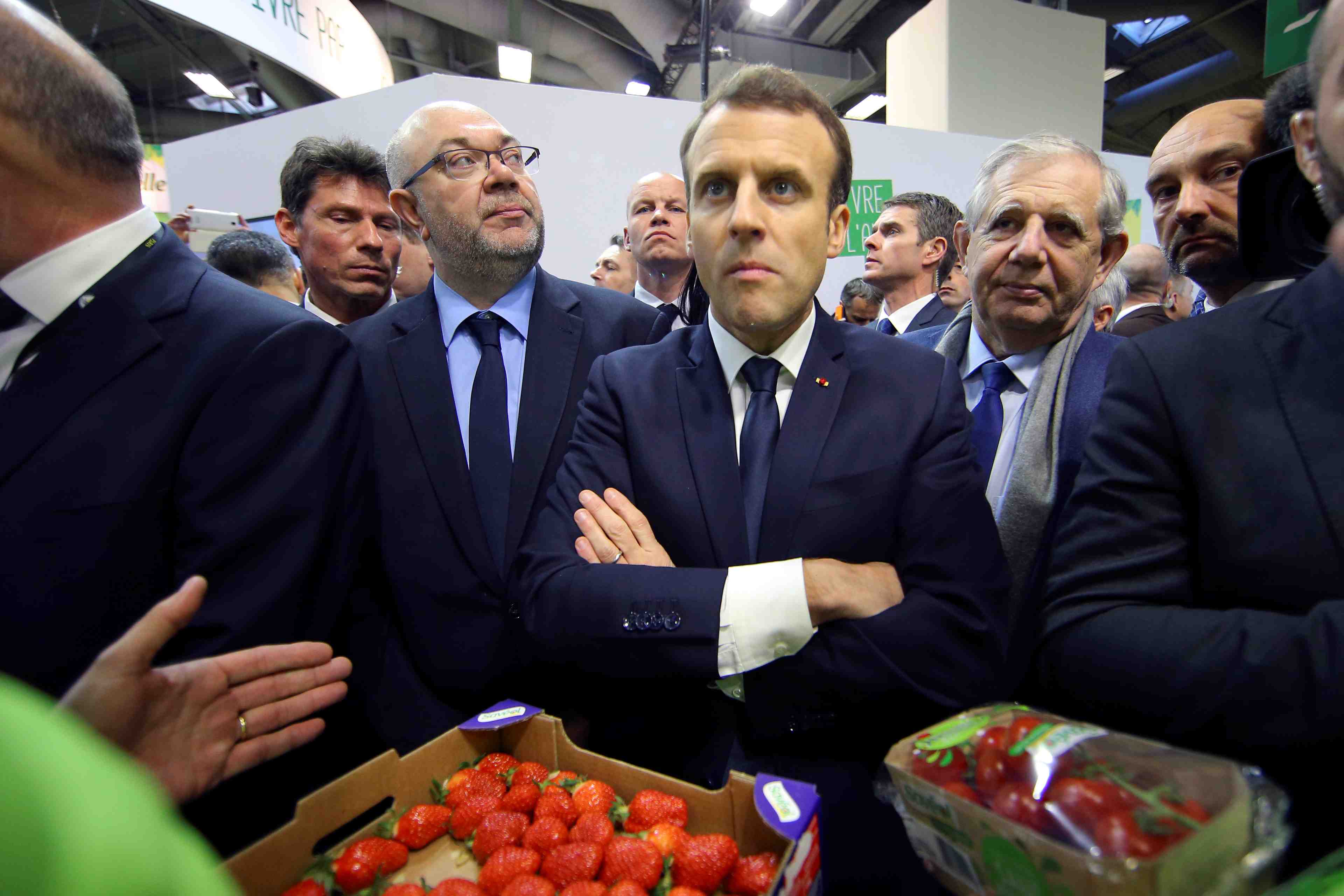 La popularite de macron chute de 6 points en fevrier
