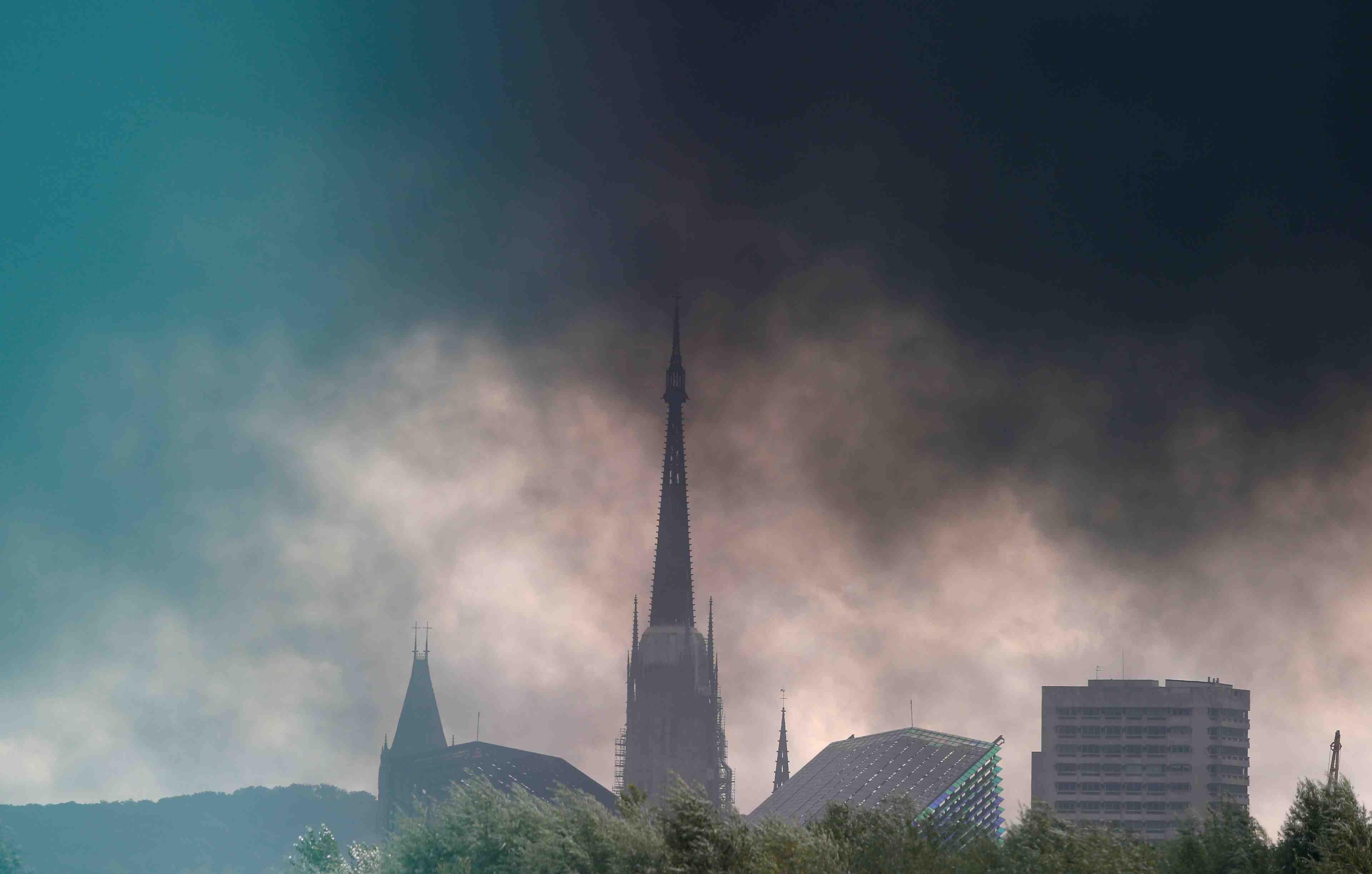 Les autorites se veulent rassurantes apres l'incendie a rouen