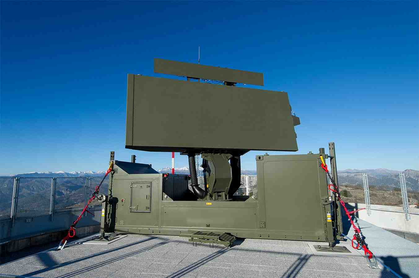 Conçus et fabriqués en France, les radars Ground Master 200 (portée de 250 km), 200 MMA (350 km) et 400a (515 km) sont des radars de haute technologie, dédiés à la surveillance aérienne 3D multi-missions à moyenne portée (classe 200 km) et longue portée (classe 400 km)