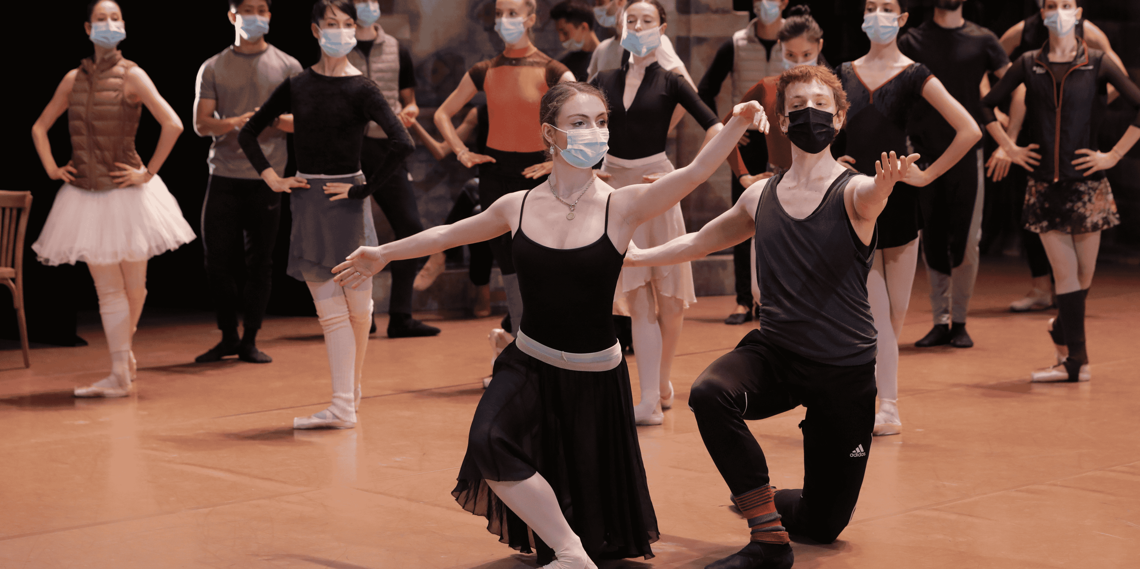 Coronavirus : Des danseurs portant un masque se produisent sur scène durant une répétition du ballet de Don Quichotte au Théâtre de l'Opéra à Nice, le 10 décembre 2020