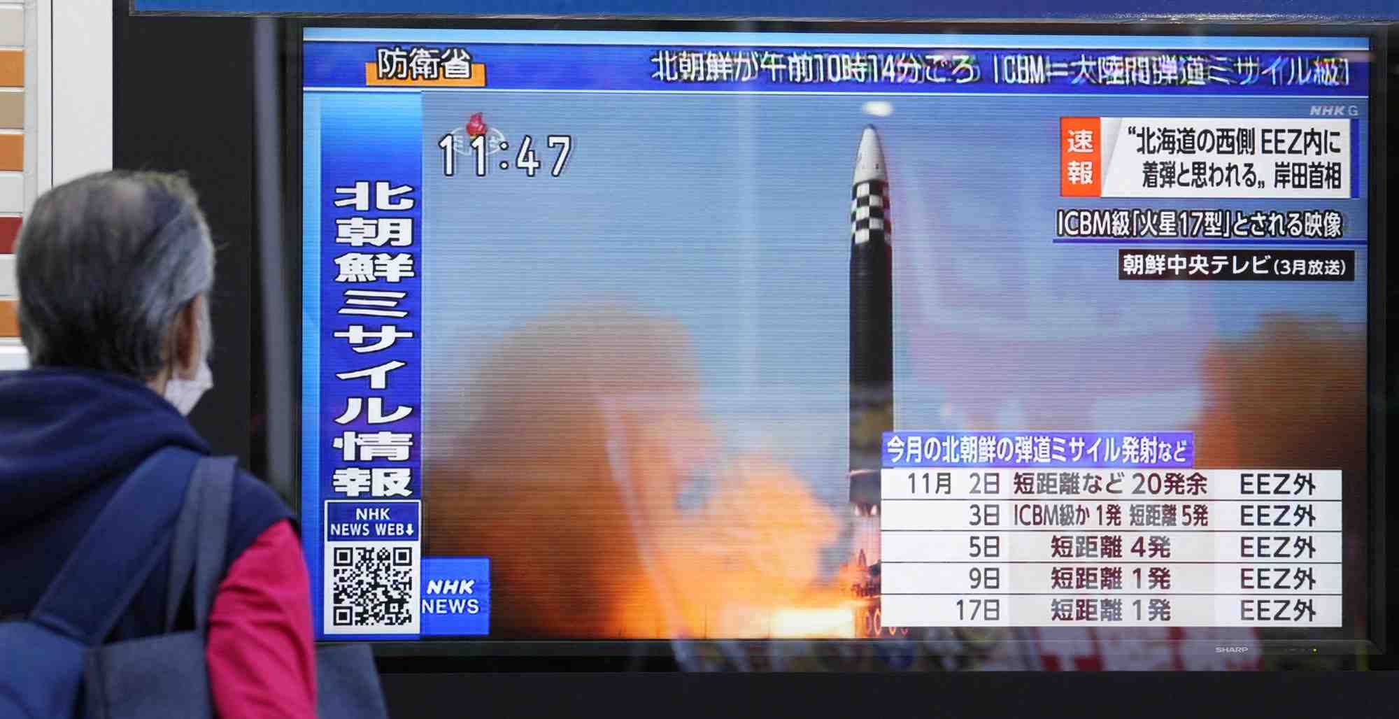 Une personne a tokyo regarde un reportage televise au sujet d'un missile balistique tire par la coree du nord