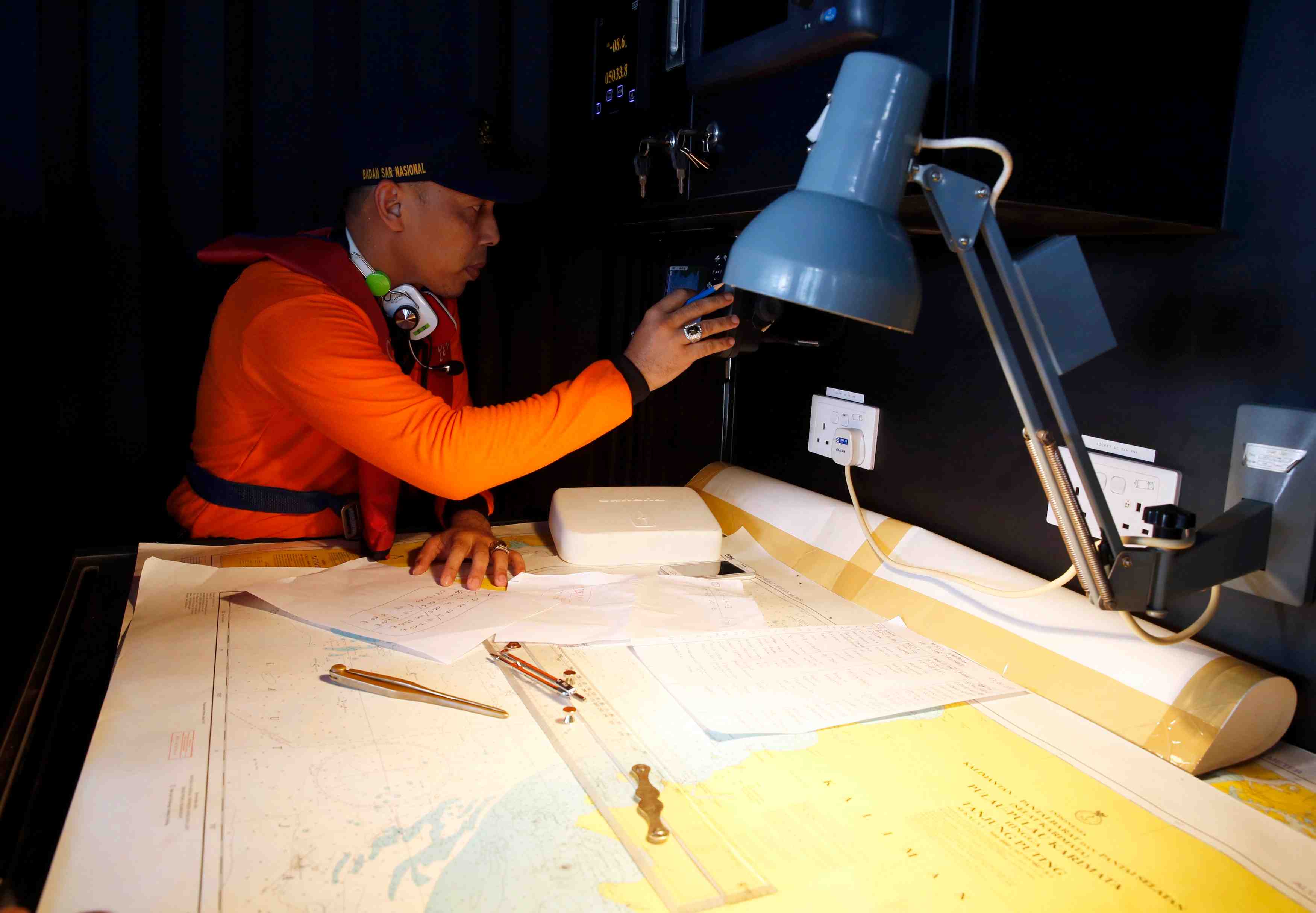 Deux objets de grande dimension sans doute de l'airbus d'airasia reperes