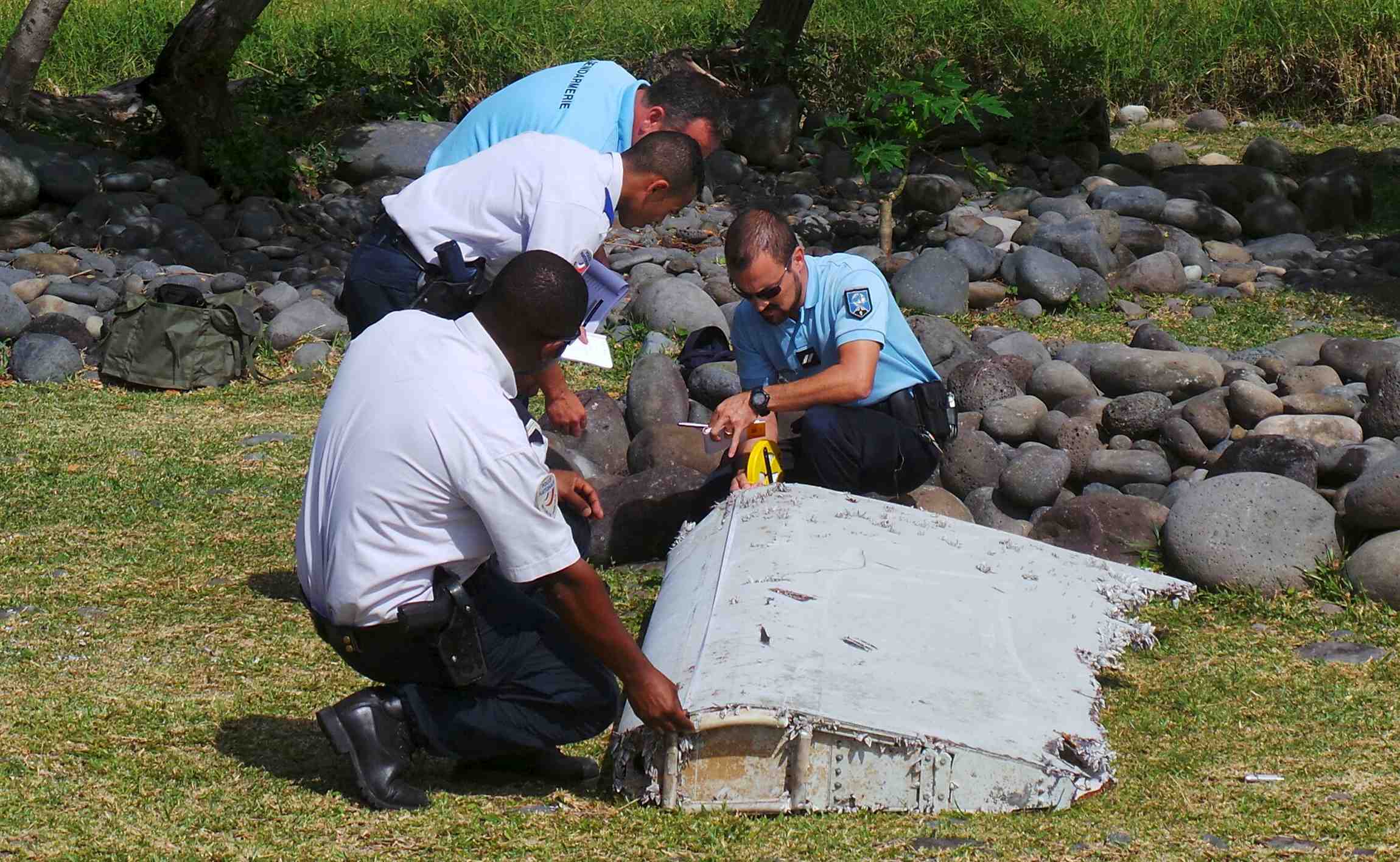 des conflits entre enqueteurs penaux et civils risquent de prolonger le mystere du mh370