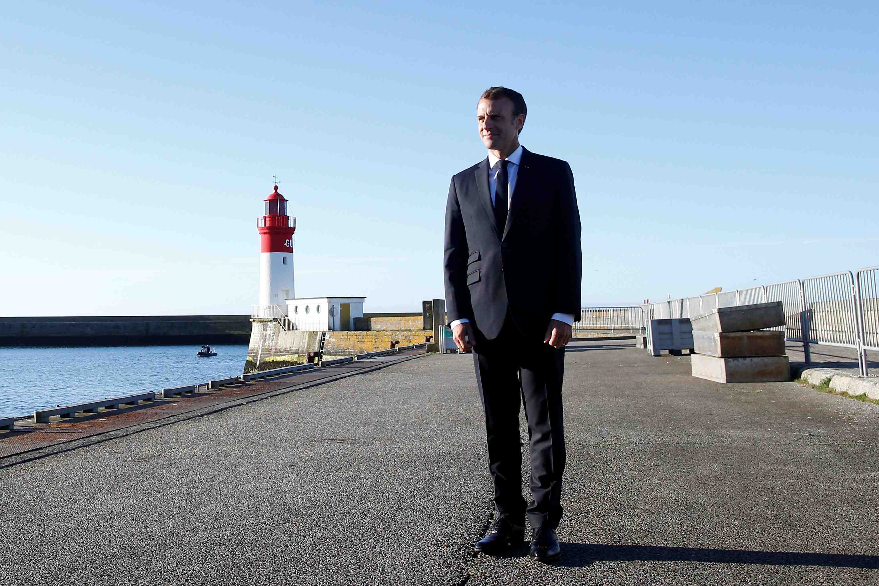 Macron ne veut pas qu'on s'habitue a la "lepre" des extremes