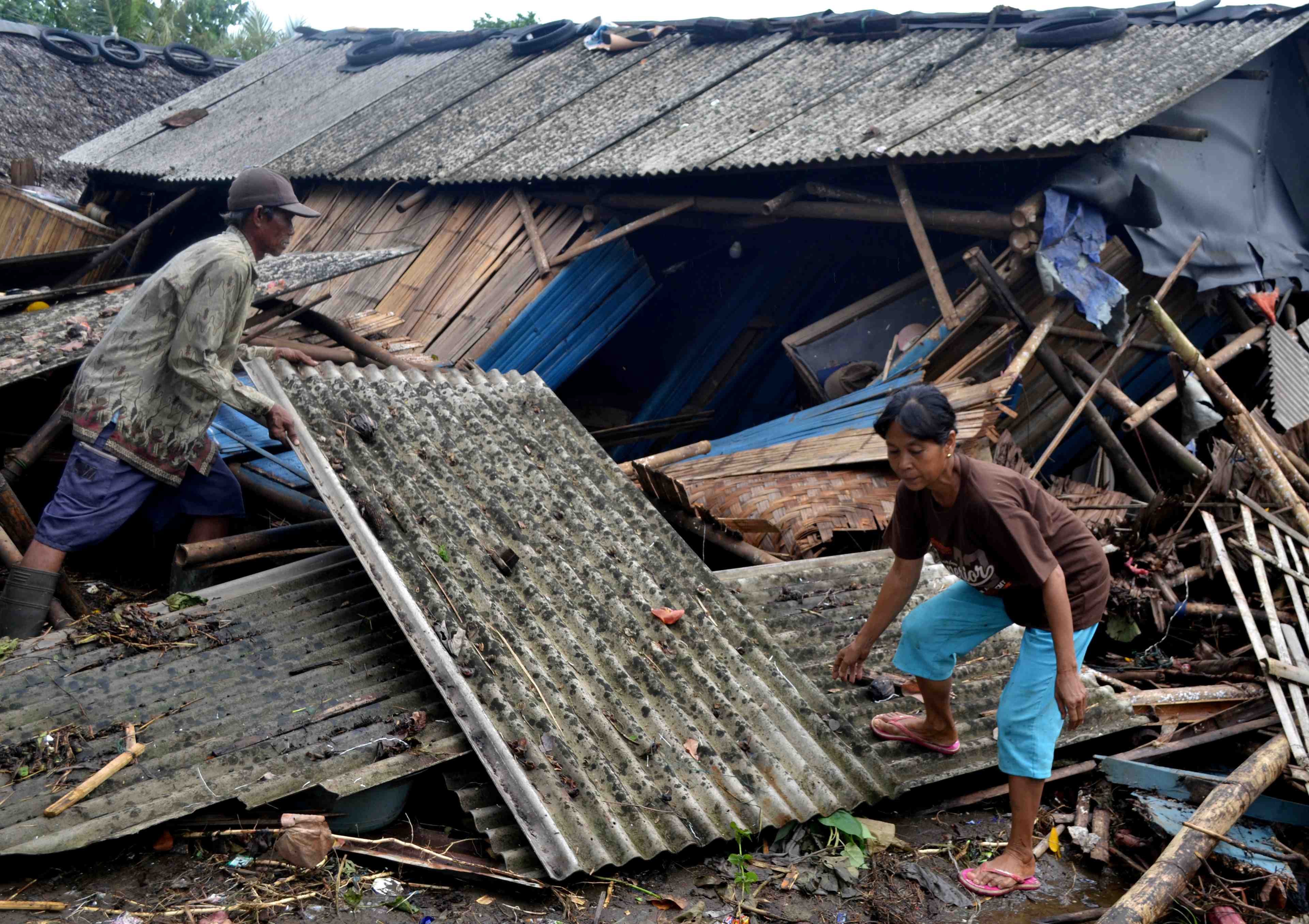 Au moins 168 morts dans un tsunami en indonesie