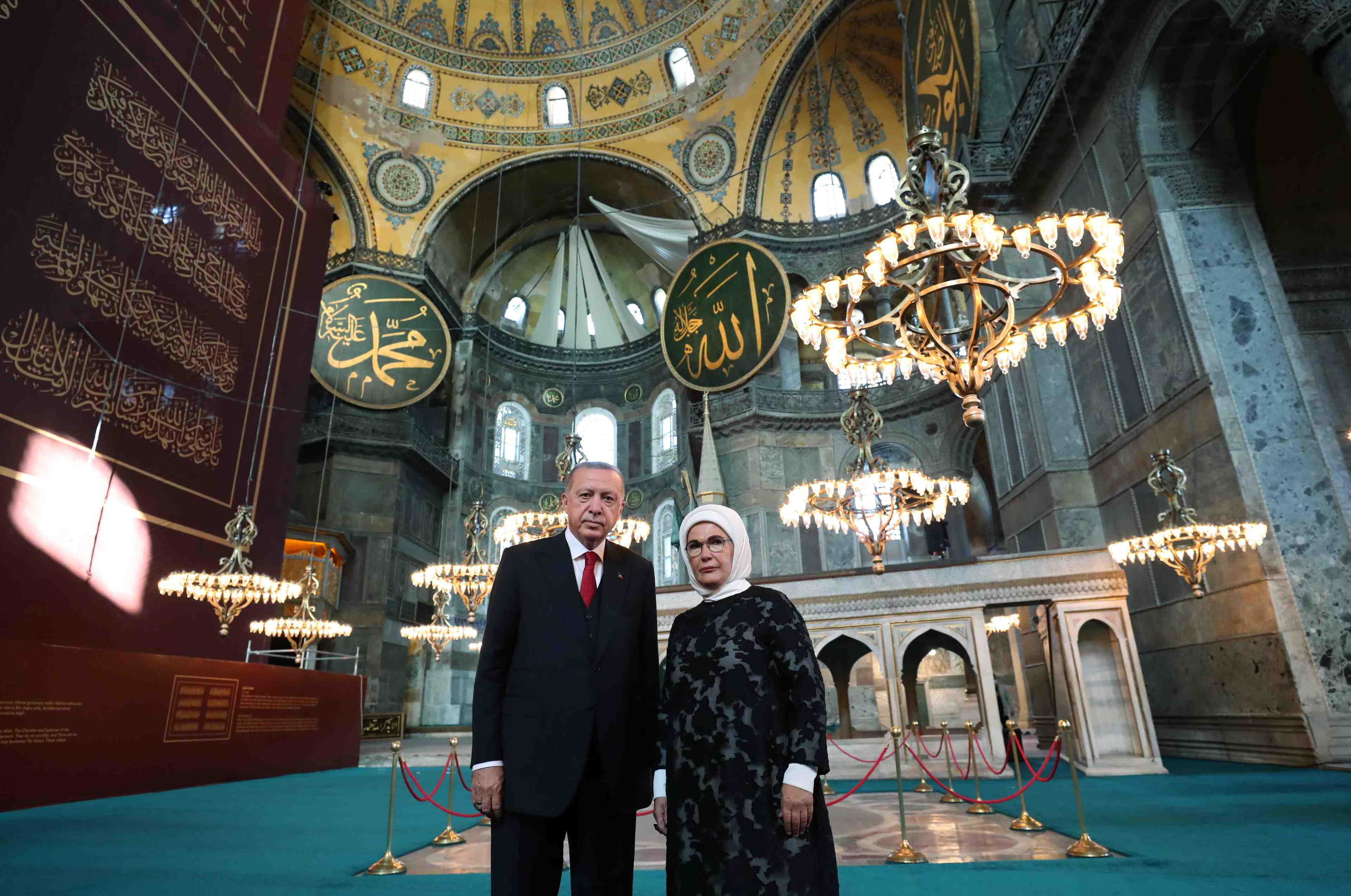 Erdogan et des milliers de musulmans aux premieres prieres a sainte-sophie