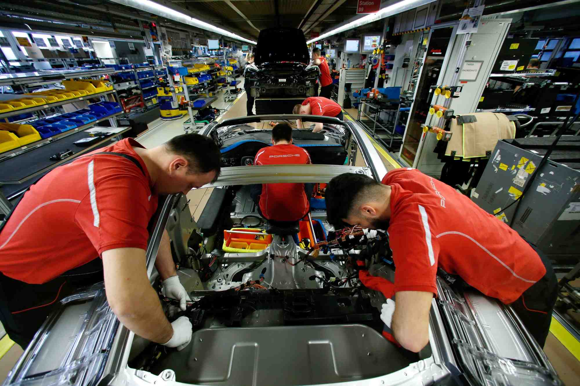 Photo d'archives des employes a l'usine porsche a stuttgart-zuffenhausen